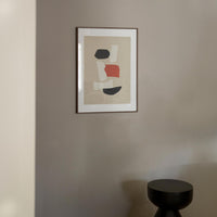 スカンジナビアのクラフトマンシップにインスパイアされた、北欧デザインの美学が息づく天然木製のポスターフレーム。温もりある無垢材と洗練されたスリムなフォルムが融合し、アートポスターや写真をすっきりと引き立てながら、空間全体に落ち着きと上質さをもたらします。上質な天然木を使用したフレームは、不透明ながらも木目の自然な表情をほのかに感じさせ、ナチュラルでありながら現代的な雰囲気も演出します。金属製のハンガーが裏面に取り付けられており、縦横どちらの向きでも壁に掛けてご使用いただけます。アルミフレームにはない自然素材ならではの豊かな質感とぬくもりは、北欧諸国でも高く評価され、定番のインテリアアイテムとして広く親しまれています。シンプルで飽きのこないデザインは、ミニマルインテリアやナチュラルテイストのお部屋にも自然に調和し、日常に木の優しさと北欧らしい上質な空気を添えてくれます。