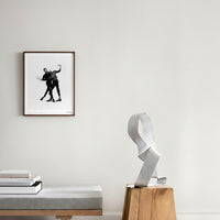 スカンジナビアのクラフトマンシップにインスパイアされた、北欧デザインの美学が息づく天然木製のポスターフレーム。温もりある無垢材と洗練されたスリムなフォルムが融合し、アートポスターや写真をすっきりと引き立てながら、空間全体に落ち着きと上質さをもたらします。上質な天然木を使用したフレームは、不透明ながらも木目の自然な表情をほのかに感じさせ、ナチュラルでありながら現代的な雰囲気も演出します。金属製のハンガーが裏面に取り付けられており、縦横どちらの向きでも壁に掛けてご使用いただけます。アルミフレームにはない自然素材ならではの豊かな質感とぬくもりは、北欧諸国でも高く評価され、定番のインテリアアイテムとして広く親しまれています。シンプルで飽きのこないデザインは、ミニマルインテリアやナチュラルテイストのお部屋にも自然に調和し、日常に木の優しさと北欧らしい上質な空気を添えてくれます。