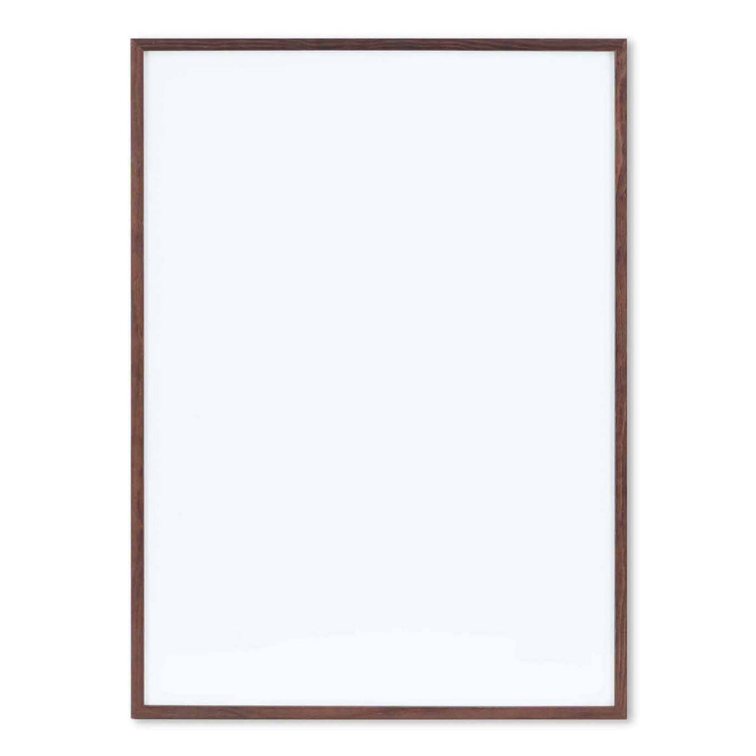 スカンジナビアのクラフトマンシップにインスパイアされた、北欧デザインの美学が息づく天然木製のポスターフレーム。温もりある無垢材と洗練されたスリムなフォルムが融合し、アートポスターや写真をすっきりと引き立てながら、空間全体に落ち着きと上質さをもたらします。上質な天然木を使用したフレームは、不透明ながらも木目の自然な表情をほのかに感じさせ、ナチュラルでありながら現代的な雰囲気も演出します。金属製のハンガーが裏面に取り付けられており、縦横どちらの向きでも壁に掛けてご使用いただけます。アルミフレームにはない自然素材ならではの豊かな質感とぬくもりは、北欧諸国でも高く評価され、定番のインテリアアイテムとして広く親しまれています。シンプルで飽きのこないデザインは、ミニマルインテリアやナチュラルテイストのお部屋にも自然に調和し、日常に木の優しさと北欧らしい上質な空気を添えてくれます。