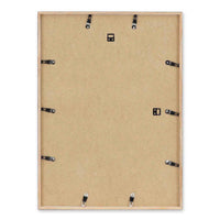 スカンジナビアのクラフトマンシップにインスパイアされた、北欧デザインの美学が息づく天然木製のポスターフレーム。温もりある無垢材と洗練されたスリムなフォルムが融合し、アートポスターや写真をすっきりと引き立てながら、空間全体に落ち着きと上質さをもたらします。上質な天然木を使用したフレームは、不透明ながらも木目の自然な表情をほのかに感じさせ、ナチュラルでありながら現代的な雰囲気も演出します。金属製のハンガーが裏面に取り付けられており、縦横どちらの向きでも壁に掛けてご使用いただけます。アルミフレームにはない自然素材ならではの豊かな質感とぬくもりは、北欧諸国でも高く評価され、定番のインテリアアイテムとして広く親しまれています。シンプルで飽きのこないデザインは、ミニマルインテリアやナチュラルテイストのお部屋にも自然に調和し、日常に木の優しさと北欧らしい上質な空気を添えてくれます。