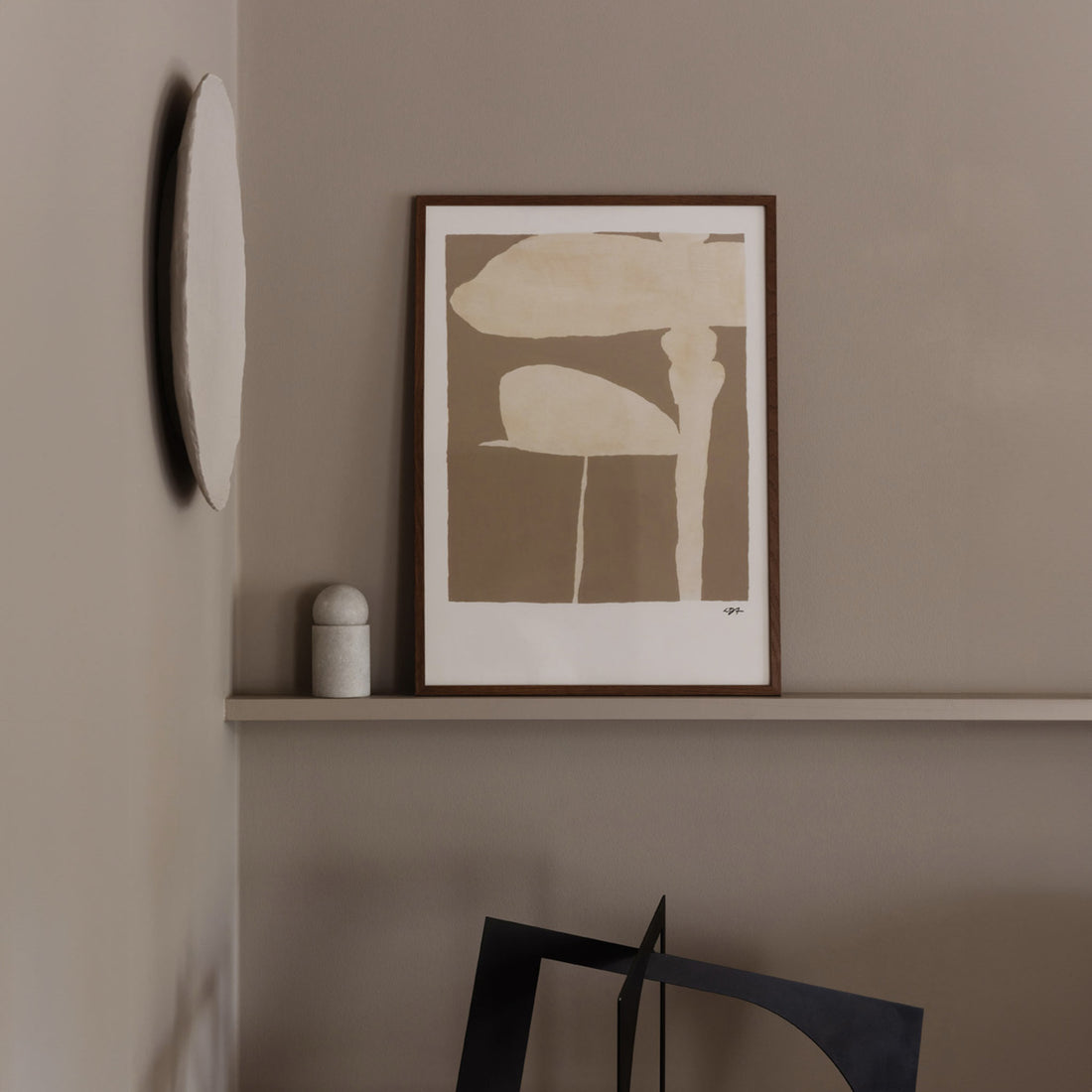 スカンジナビアのクラフトマンシップにインスパイアされた、北欧デザインの美学が息づく天然木製のポスターフレーム。温もりある無垢材と洗練されたスリムなフォルムが融合し、アートポスターや写真をすっきりと引き立てながら、空間全体に落ち着きと上質さをもたらします。上質な天然木を使用したフレームは、不透明ながらも木目の自然な表情をほのかに感じさせ、ナチュラルでありながら現代的な雰囲気も演出します。金属製のハンガーが裏面に取り付けられており、縦横どちらの向きでも壁に掛けてご使用いただけます。アルミフレームにはない自然素材ならではの豊かな質感とぬくもりは、北欧諸国でも高く評価され、定番のインテリアアイテムとして広く親しまれています。シンプルで飽きのこないデザインは、ミニマルインテリアやナチュラルテイストのお部屋にも自然に調和し、日常に木の優しさと北欧らしい上質な空気を添えてくれます。