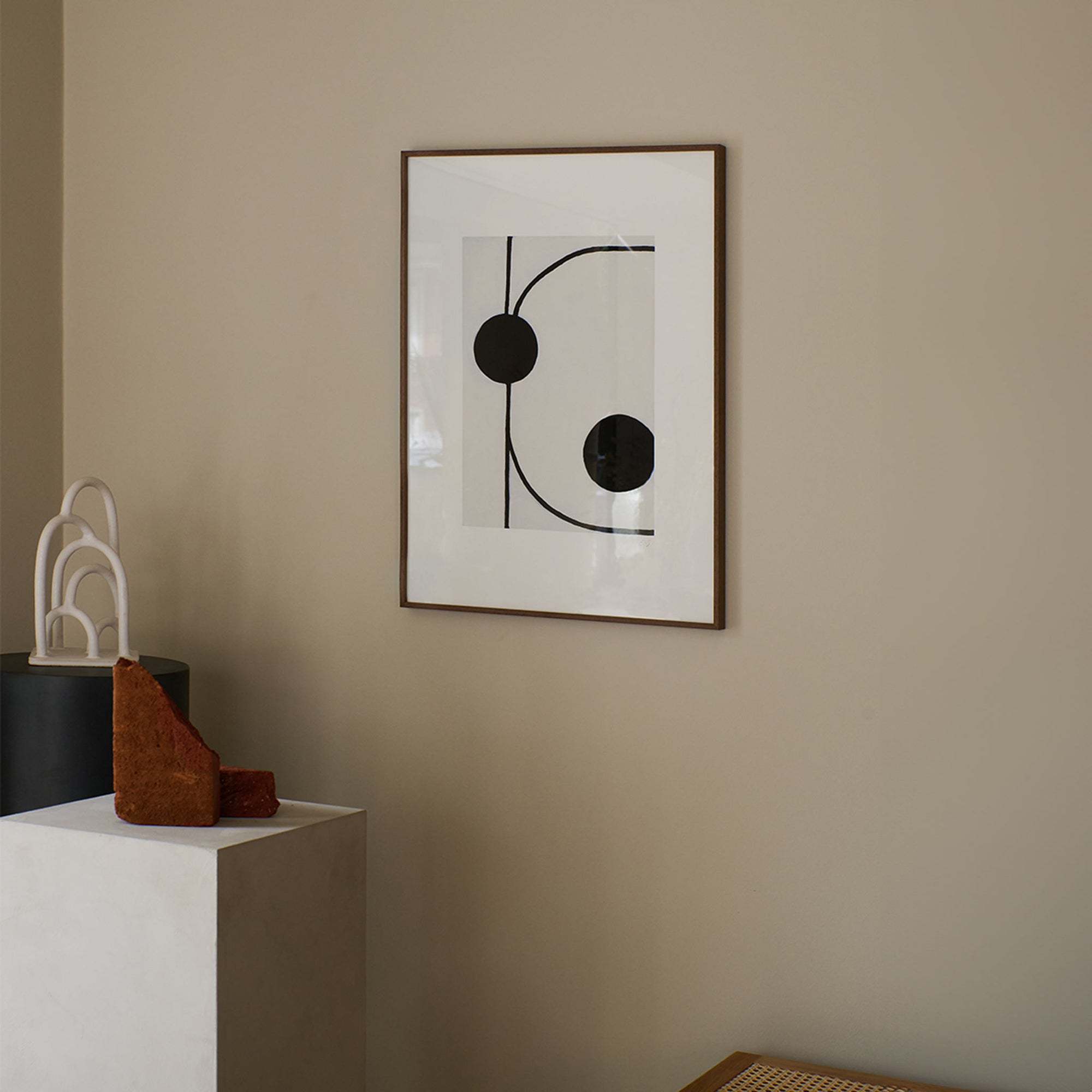 スカンジナビアのクラフトマンシップにインスパイアされた、北欧デザインの美学が息づく天然木製のポスターフレーム。温もりある無垢材と洗練されたスリムなフォルムが融合し、アートポスターや写真をすっきりと引き立てながら、空間全体に落ち着きと上質さをもたらします。上質な天然木を使用したフレームは、不透明ながらも木目の自然な表情をほのかに感じさせ、ナチュラルでありながら現代的な雰囲気も演出します。金属製のハンガーが裏面に取り付けられており、縦横どちらの向きでも壁に掛けてご使用いただけます。アルミフレームにはない自然素材ならではの豊かな質感とぬくもりは、北欧諸国でも高く評価され、定番のインテリアアイテムとして広く親しまれています。シンプルで飽きのこないデザインは、ミニマルインテリアやナチュラルテイストのお部屋にも自然に調和し、日常に木の優しさと北欧らしい上質な空気を添えてくれます。