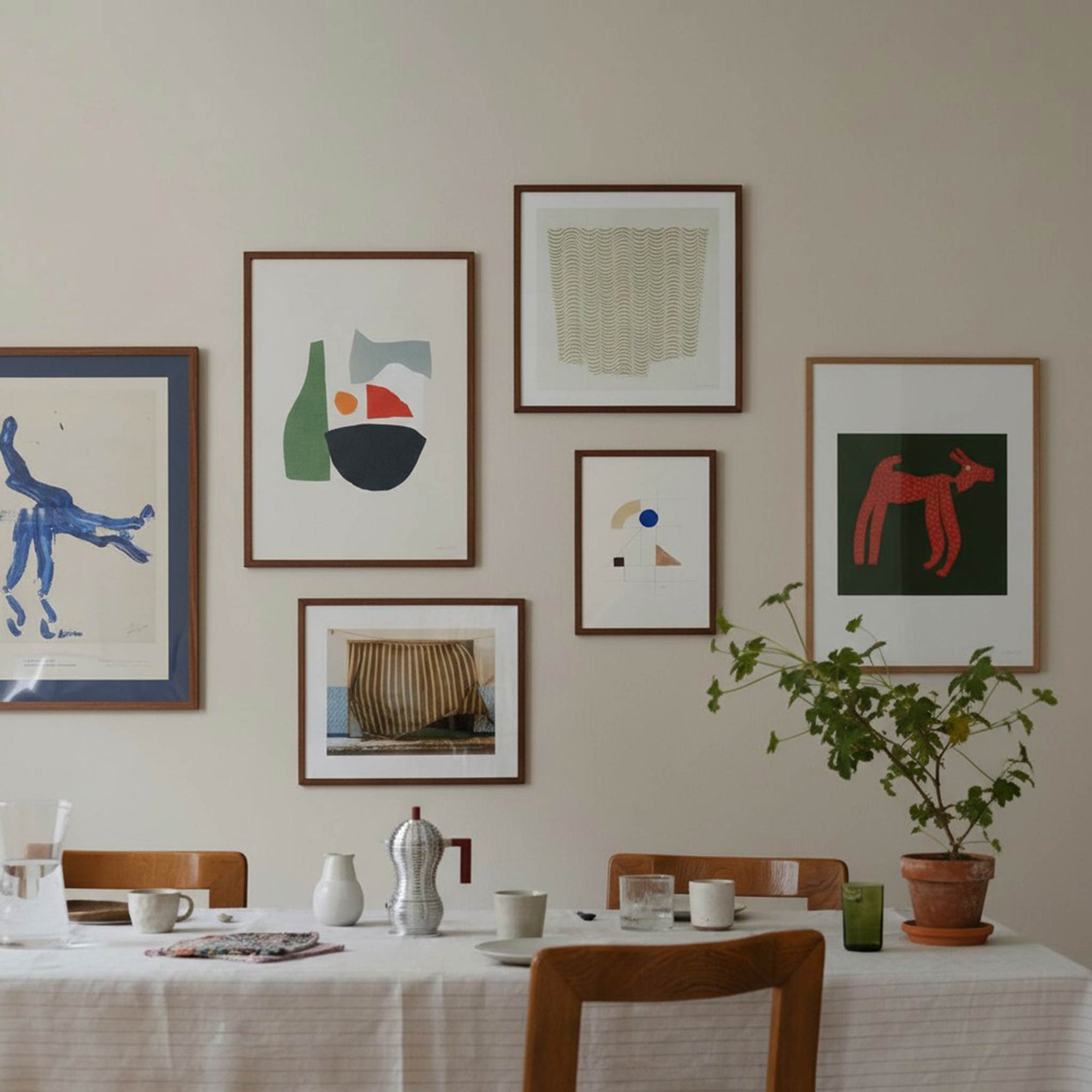 スカンジナビアのクラフトマンシップにインスパイアされた、北欧デザインの美学が息づく天然木製のポスターフレーム。温もりある無垢材と洗練されたスリムなフォルムが融合し、アートポスターや写真をすっきりと引き立てながら、空間全体に落ち着きと上質さをもたらします。上質な天然木を使用したフレームは、不透明ながらも木目の自然な表情をほのかに感じさせ、ナチュラルでありながら現代的な雰囲気も演出します。金属製のハンガーが裏面に取り付けられており、縦横どちらの向きでも壁に掛けてご使用いただけます。アルミフレームにはない自然素材ならではの豊かな質感とぬくもりは、北欧諸国でも高く評価され、定番のインテリアアイテムとして広く親しまれています。シンプルで飽きのこないデザインは、ミニマルインテリアやナチュラルテイストのお部屋にも自然に調和し、日常に木の優しさと北欧らしい上質な空気を添えてくれます。