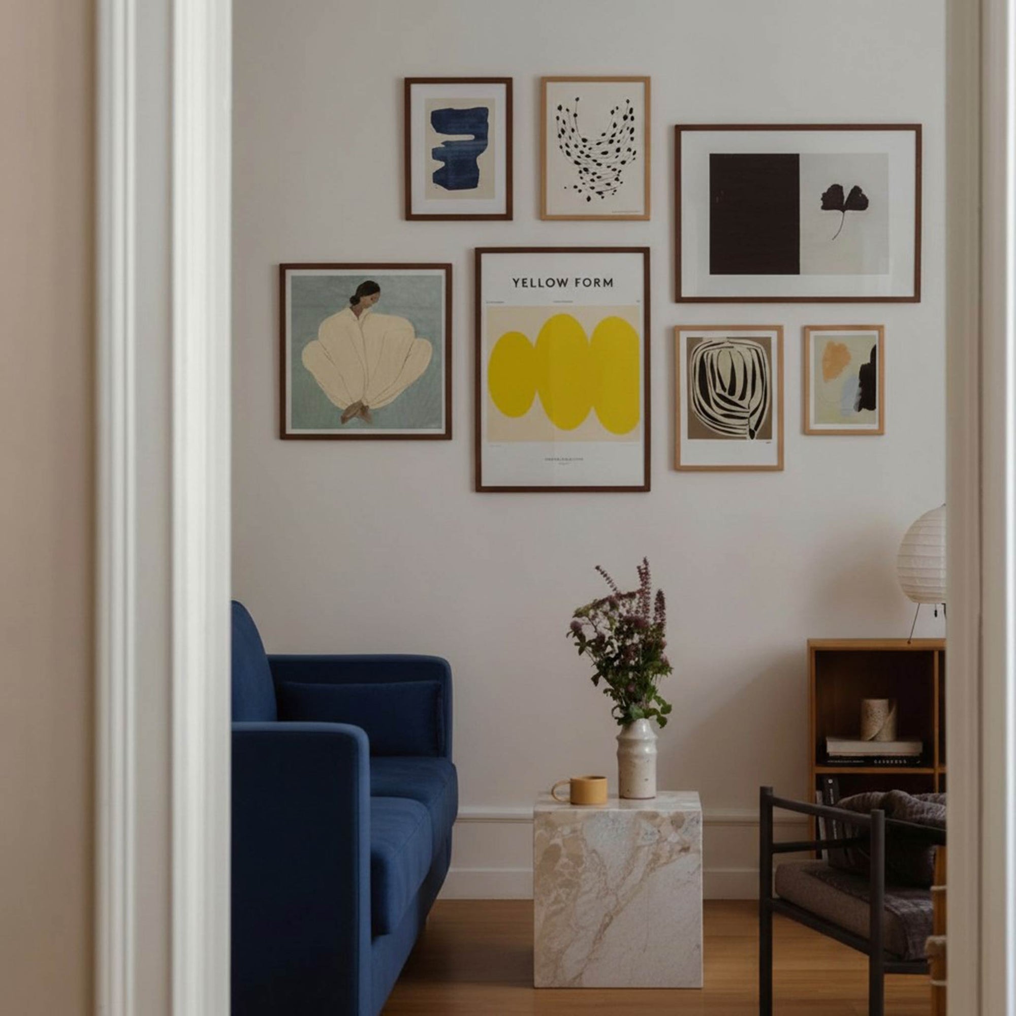 スカンジナビアのクラフトマンシップにインスパイアされた、北欧デザインの美学が息づく天然木製のポスターフレーム。温もりある無垢材と洗練されたスリムなフォルムが融合し、アートポスターや写真をすっきりと引き立てながら、空間全体に落ち着きと上質さをもたらします。上質な天然木を使用したフレームは、不透明ながらも木目の自然な表情をほのかに感じさせ、ナチュラルでありながら現代的な雰囲気も演出します。金属製のハンガーが裏面に取り付けられており、縦横どちらの向きでも壁に掛けてご使用いただけます。アルミフレームにはない自然素材ならではの豊かな質感とぬくもりは、北欧諸国でも高く評価され、定番のインテリアアイテムとして広く親しまれています。シンプルで飽きのこないデザインは、ミニマルインテリアやナチュラルテイストのお部屋にも自然に調和し、日常に木の優しさと北欧らしい上質な空気を添えてくれます。