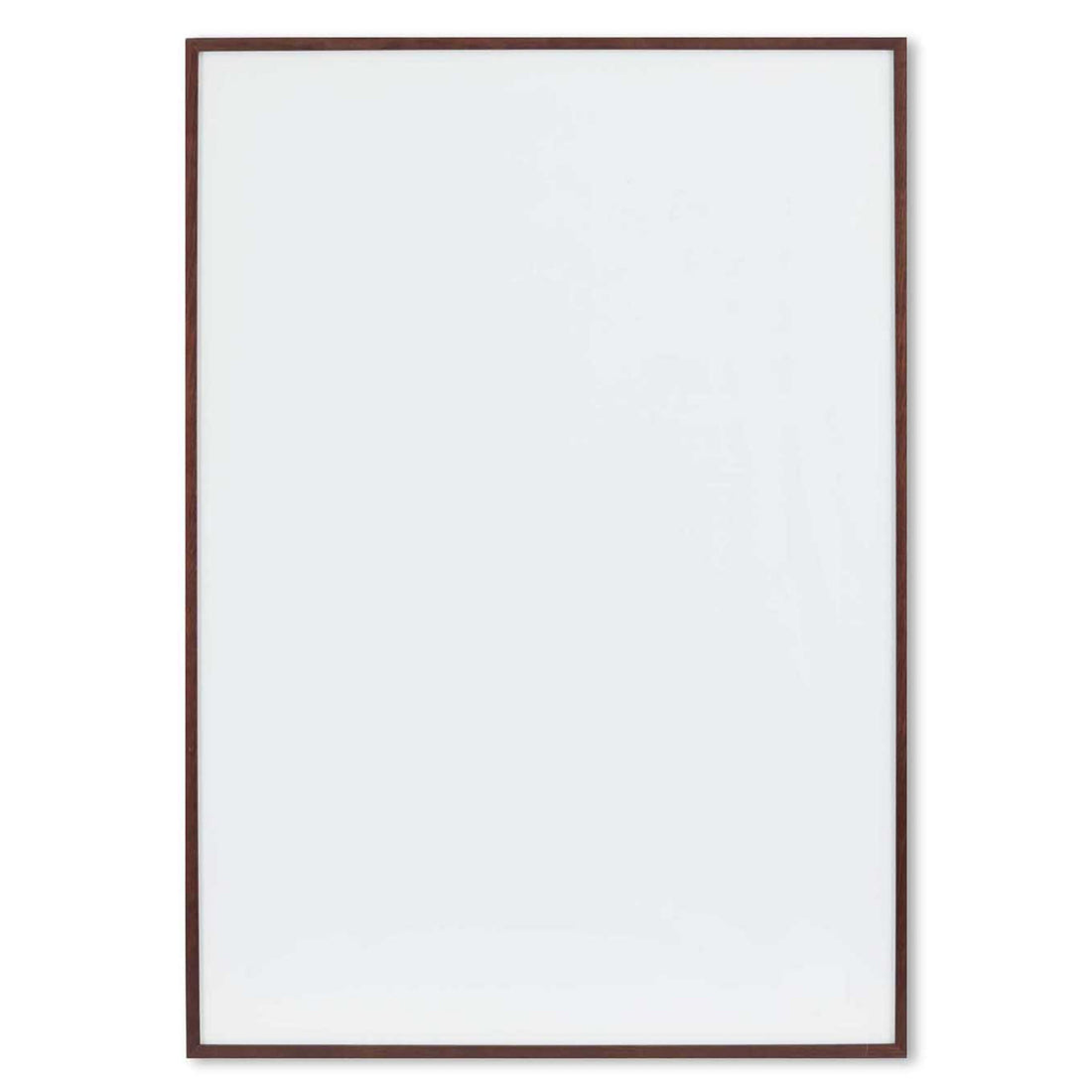 スカンジナビアのクラフトマンシップにインスパイアされた、北欧デザインの美学が息づく天然木製のポスターフレーム。温もりある無垢材と洗練されたスリムなフォルムが融合し、アートポスターや写真をすっきりと引き立てながら、空間全体に落ち着きと上質さをもたらします。上質な天然木を使用したフレームは、不透明ながらも木目の自然な表情をほのかに感じさせ、ナチュラルでありながら現代的な雰囲気も演出します。金属製のハンガーが裏面に取り付けられており、縦横どちらの向きでも壁に掛けてご使用いただけます。アルミフレームにはない自然素材ならではの豊かな質感とぬくもりは、北欧諸国でも高く評価され、定番のインテリアアイテムとして広く親しまれています。シンプルで飽きのこないデザインは、ミニマルインテリアやナチュラルテイストのお部屋にも自然に調和し、日常に木の優しさと北欧らしい上質な空気を添えてくれます。