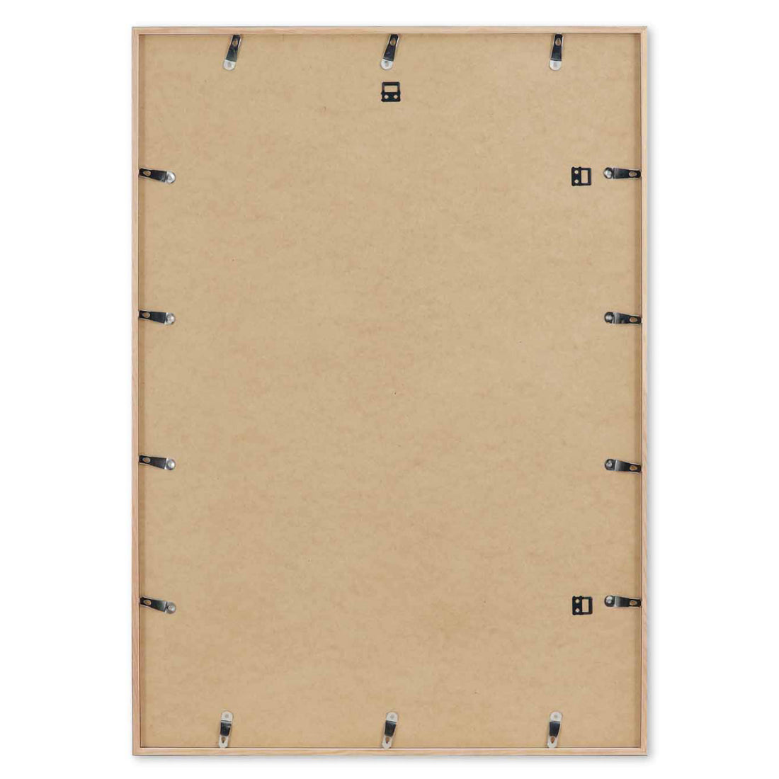 スカンジナビアのクラフトマンシップにインスパイアされた、北欧デザインの美学が息づく天然木製のポスターフレーム。温もりある無垢材と洗練されたスリムなフォルムが融合し、アートポスターや写真をすっきりと引き立てながら、空間全体に落ち着きと上質さをもたらします。上質な天然木を使用したフレームは、不透明ながらも木目の自然な表情をほのかに感じさせ、ナチュラルでありながら現代的な雰囲気も演出します。金属製のハンガーが裏面に取り付けられており、縦横どちらの向きでも壁に掛けてご使用いただけます。アルミフレームにはない自然素材ならではの豊かな質感とぬくもりは、北欧諸国でも高く評価され、定番のインテリアアイテムとして広く親しまれています。シンプルで飽きのこないデザインは、ミニマルインテリアやナチュラルテイストのお部屋にも自然に調和し、日常に木の優しさと北欧らしい上質な空気を添えてくれます。