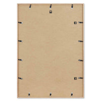 スカンジナビアのクラフトマンシップにインスパイアされた、北欧デザインの美学が息づく天然木製のポスターフレーム。温もりある無垢材と洗練されたスリムなフォルムが融合し、アートポスターや写真をすっきりと引き立てながら、空間全体に落ち着きと上質さをもたらします。上質な天然木を使用したフレームは、不透明ながらも木目の自然な表情をほのかに感じさせ、ナチュラルでありながら現代的な雰囲気も演出します。金属製のハンガーが裏面に取り付けられており、縦横どちらの向きでも壁に掛けてご使用いただけます。アルミフレームにはない自然素材ならではの豊かな質感とぬくもりは、北欧諸国でも高く評価され、定番のインテリアアイテムとして広く親しまれています。シンプルで飽きのこないデザインは、ミニマルインテリアやナチュラルテイストのお部屋にも自然に調和し、日常に木の優しさと北欧らしい上質な空気を添えてくれます。