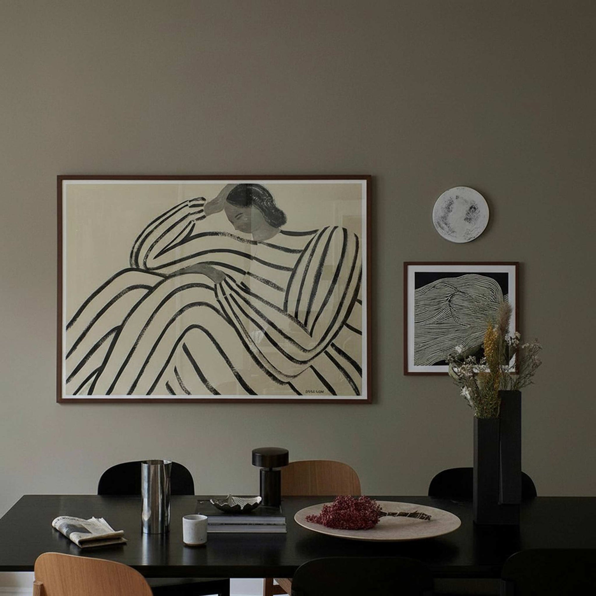 スカンジナビアのクラフトマンシップにインスパイアされた、北欧デザインの美学が息づく天然木製のポスターフレーム。温もりある無垢材と洗練されたスリムなフォルムが融合し、アートポスターや写真をすっきりと引き立てながら、空間全体に落ち着きと上質さをもたらします。上質な天然木を使用したフレームは、不透明ながらも木目の自然な表情をほのかに感じさせ、ナチュラルでありながら現代的な雰囲気も演出します。金属製のハンガーが裏面に取り付けられており、縦横どちらの向きでも壁に掛けてご使用いただけます。アルミフレームにはない自然素材ならではの豊かな質感とぬくもりは、北欧諸国でも高く評価され、定番のインテリアアイテムとして広く親しまれています。シンプルで飽きのこないデザインは、ミニマルインテリアやナチュラルテイストのお部屋にも自然に調和し、日常に木の優しさと北欧らしい上質な空気を添えてくれます。