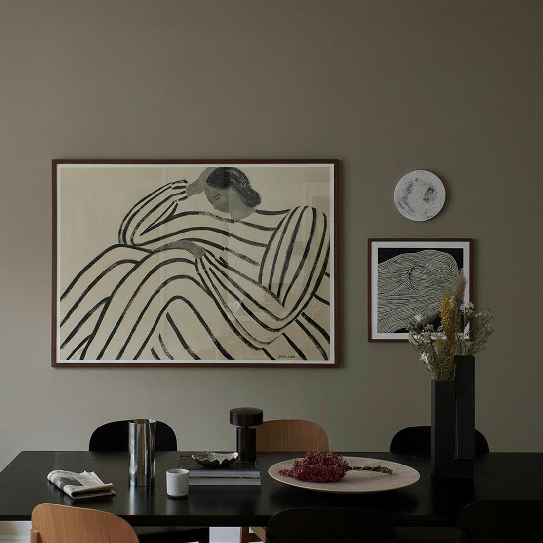 スカンジナビアのクラフトマンシップにインスパイアされた、北欧デザインの美学が息づく天然木製のポスターフレーム。温もりある無垢材と洗練されたスリムなフォルムが融合し、アートポスターや写真をすっきりと引き立てながら、空間全体に落ち着きと上質さをもたらします。上質な天然木を使用したフレームは、不透明ながらも木目の自然な表情をほのかに感じさせ、ナチュラルでありながら現代的な雰囲気も演出します。金属製のハンガーが裏面に取り付けられており、縦横どちらの向きでも壁に掛けてご使用いただけます。アルミフレームにはない自然素材ならではの豊かな質感とぬくもりは、北欧諸国でも高く評価され、定番のインテリアアイテムとして広く親しまれています。シンプルで飽きのこないデザインは、ミニマルインテリアやナチュラルテイストのお部屋にも自然に調和し、日常に木の優しさと北欧らしい上質な空気を添えてくれます。