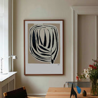 スカンジナビアのクラフトマンシップにインスパイアされた、北欧デザインの美学が息づく天然木製のポスターフレーム。温もりある無垢材と洗練されたスリムなフォルムが融合し、アートポスターや写真をすっきりと引き立てながら、空間全体に落ち着きと上質さをもたらします。上質な天然木を使用したフレームは、不透明ながらも木目の自然な表情をほのかに感じさせ、ナチュラルでありながら現代的な雰囲気も演出します。金属製のハンガーが裏面に取り付けられており、縦横どちらの向きでも壁に掛けてご使用いただけます。アルミフレームにはない自然素材ならではの豊かな質感とぬくもりは、北欧諸国でも高く評価され、定番のインテリアアイテムとして広く親しまれています。シンプルで飽きのこないデザインは、ミニマルインテリアやナチュラルテイストのお部屋にも自然に調和し、日常に木の優しさと北欧らしい上質な空気を添えてくれます。