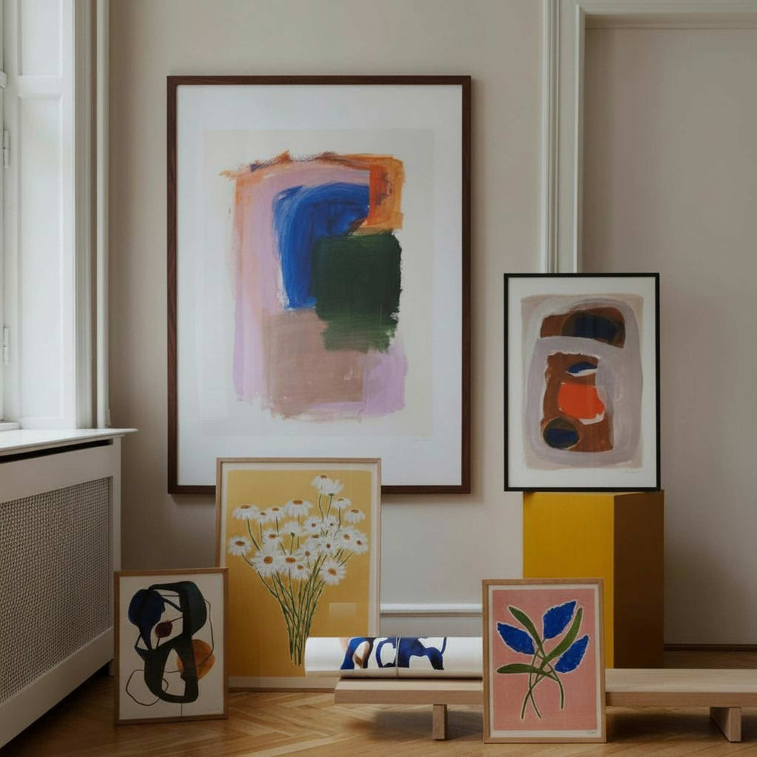 スカンジナビアのクラフトマンシップにインスパイアされた、北欧デザインの美学が息づく天然木製のポスターフレーム。温もりある無垢材と洗練されたスリムなフォルムが融合し、アートポスターや写真をすっきりと引き立てながら、空間全体に落ち着きと上質さをもたらします。上質な天然木を使用したフレームは、不透明ながらも木目の自然な表情をほのかに感じさせ、ナチュラルでありながら現代的な雰囲気も演出します。金属製のハンガーが裏面に取り付けられており、縦横どちらの向きでも壁に掛けてご使用いただけます。アルミフレームにはない自然素材ならではの豊かな質感とぬくもりは、北欧諸国でも高く評価され、定番のインテリアアイテムとして広く親しまれています。シンプルで飽きのこないデザインは、ミニマルインテリアやナチュラルテイストのお部屋にも自然に調和し、日常に木の優しさと北欧らしい上質な空気を添えてくれます。