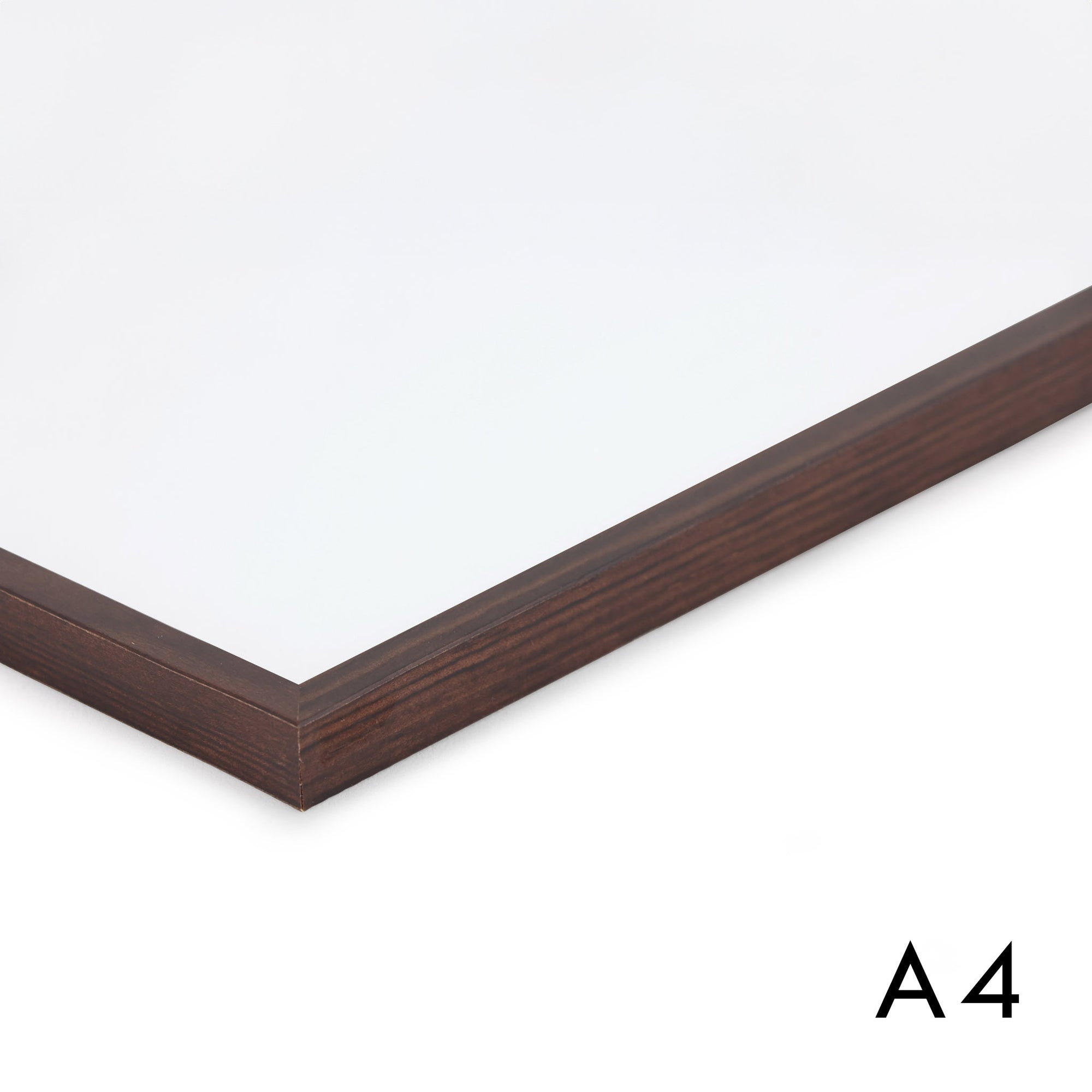 スカンジナビアのクラフトマンシップにインスパイアされた、北欧デザインの美学が息づく天然木製のポスターフレーム。温もりある無垢材と洗練されたスリムなフォルムが融合し、アートポスターや写真をすっきりと引き立てながら、空間全体に落ち着きと上質さをもたらします。上質な天然木を使用したフレームは、不透明ながらも木目の自然な表情をほのかに感じさせ、ナチュラルでありながら現代的な雰囲気も演出します。金属製のハンガーが裏面に取り付けられており、縦横どちらの向きでも壁に掛けてご使用いただけます。アルミフレームにはない自然素材ならではの豊かな質感とぬくもりは、北欧諸国でも高く評価され、定番のインテリアアイテムとして広く親しまれています。シンプルで飽きのこないデザインは、ミニマルインテリアやナチュラルテイストのお部屋にも自然に調和し、日常に木の優しさと北欧らしい上質な空気を添えてくれます。