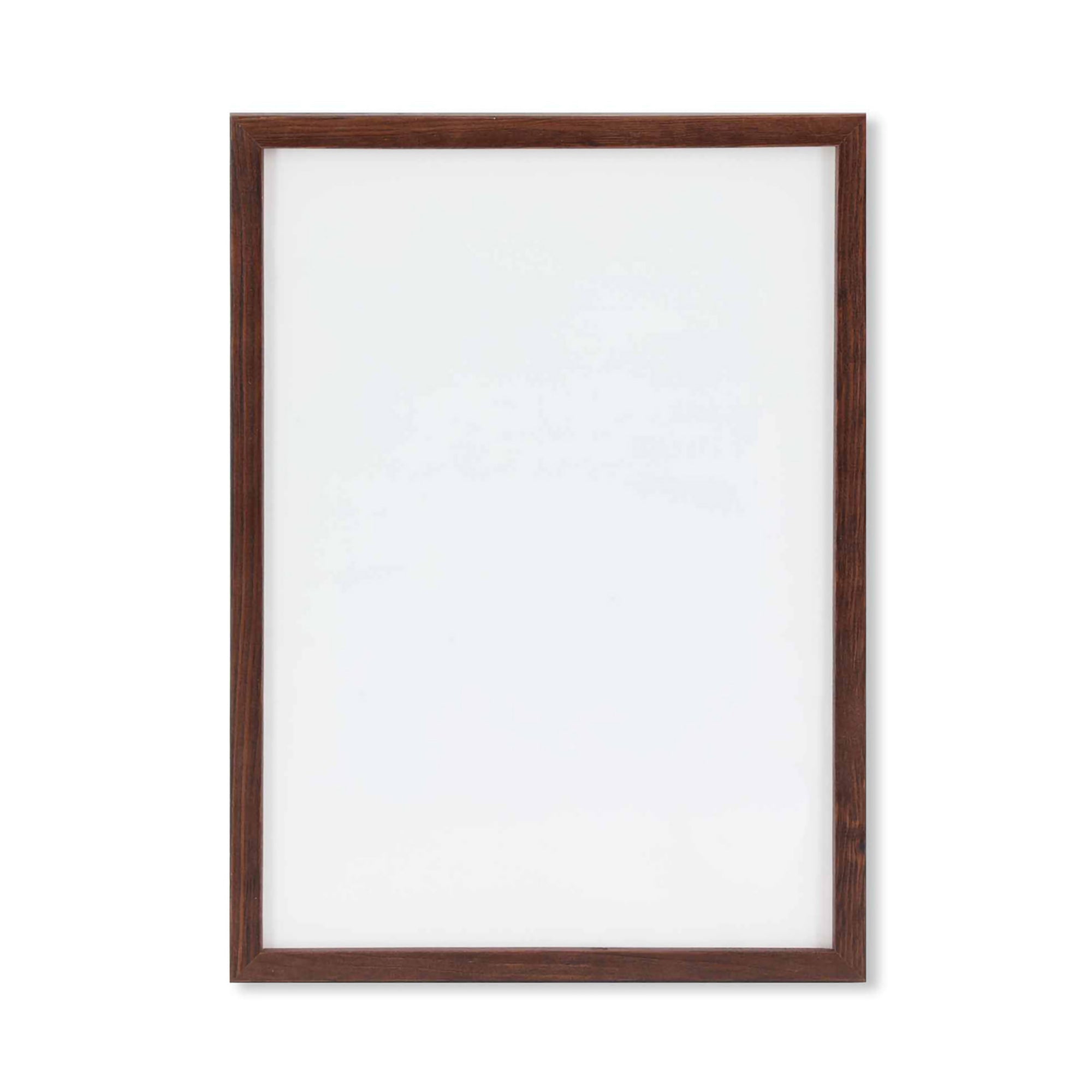 スカンジナビアのクラフトマンシップにインスパイアされた、北欧デザインの美学が息づく天然木製のポスターフレーム。温もりある無垢材と洗練されたスリムなフォルムが融合し、アートポスターや写真をすっきりと引き立てながら、空間全体に落ち着きと上質さをもたらします。上質な天然木を使用したフレームは、不透明ながらも木目の自然な表情をほのかに感じさせ、ナチュラルでありながら現代的な雰囲気も演出します。金属製のハンガーが裏面に取り付けられており、縦横どちらの向きでも壁に掛けてご使用いただけます。アルミフレームにはない自然素材ならではの豊かな質感とぬくもりは、北欧諸国でも高く評価され、定番のインテリアアイテムとして広く親しまれています。シンプルで飽きのこないデザインは、ミニマルインテリアやナチュラルテイストのお部屋にも自然に調和し、日常に木の優しさと北欧らしい上質な空気を添えてくれます。