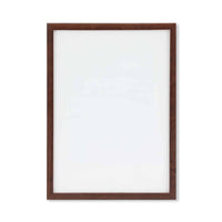 スカンジナビアのクラフトマンシップにインスパイアされた、北欧デザインの美学が息づく天然木製のポスターフレーム。温もりある無垢材と洗練されたスリムなフォルムが融合し、アートポスターや写真をすっきりと引き立てながら、空間全体に落ち着きと上質さをもたらします。上質な天然木を使用したフレームは、不透明ながらも木目の自然な表情をほのかに感じさせ、ナチュラルでありながら現代的な雰囲気も演出します。金属製のハンガーが裏面に取り付けられており、縦横どちらの向きでも壁に掛けてご使用いただけます。アルミフレームにはない自然素材ならではの豊かな質感とぬくもりは、北欧諸国でも高く評価され、定番のインテリアアイテムとして広く親しまれています。シンプルで飽きのこないデザインは、ミニマルインテリアやナチュラルテイストのお部屋にも自然に調和し、日常に木の優しさと北欧らしい上質な空気を添えてくれます。