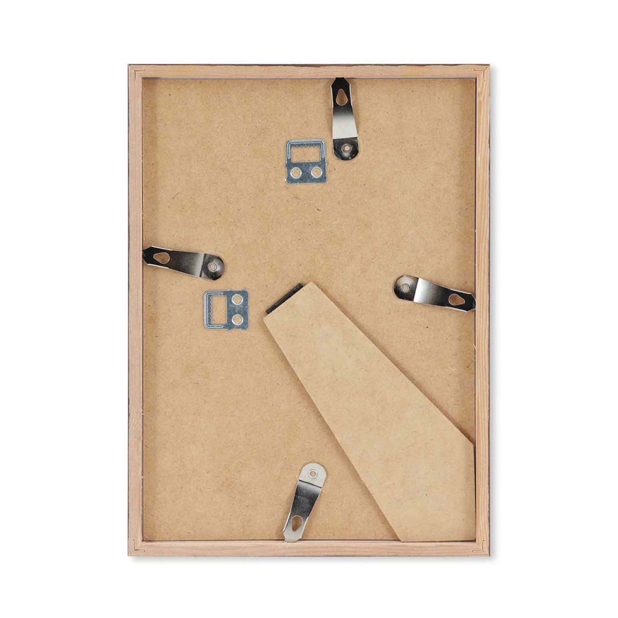 スカンジナビアのクラフトマンシップにインスパイアされた、北欧デザインの美学が息づく天然木製のポスターフレーム。温もりある無垢材と洗練されたスリムなフォルムが融合し、アートポスターや写真をすっきりと引き立てながら、空間全体に落ち着きと上質さをもたらします。上質な天然木を使用したフレームは、不透明ながらも木目の自然な表情をほのかに感じさせ、ナチュラルでありながら現代的な雰囲気も演出します。金属製のハンガーが裏面に取り付けられており、縦横どちらの向きでも壁に掛けてご使用いただけます。アルミフレームにはない自然素材ならではの豊かな質感とぬくもりは、北欧諸国でも高く評価され、定番のインテリアアイテムとして広く親しまれています。シンプルで飽きのこないデザインは、ミニマルインテリアやナチュラルテイストのお部屋にも自然に調和し、日常に木の優しさと北欧らしい上質な空気を添えてくれます。