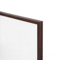 スカンジナビアのクラフトマンシップにインスパイアされた、北欧デザインの美学が息づく天然木製のポスターフレーム。温もりある無垢材と洗練されたスリムなフォルムが融合し、アートポスターや写真をすっきりと引き立てながら、空間全体に落ち着きと上質さをもたらします。上質な天然木を使用したフレームは、不透明ながらも木目の自然な表情をほのかに感じさせ、ナチュラルでありながら現代的な雰囲気も演出します。金属製のハンガーが裏面に取り付けられており、縦横どちらの向きでも壁に掛けてご使用いただけます。アルミフレームにはない自然素材ならではの豊かな質感とぬくもりは、北欧諸国でも高く評価され、定番のインテリアアイテムとして広く親しまれています。シンプルで飽きのこないデザインは、ミニマルインテリアやナチュラルテイストのお部屋にも自然に調和し、日常に木の優しさと北欧らしい上質な空気を添えてくれます。