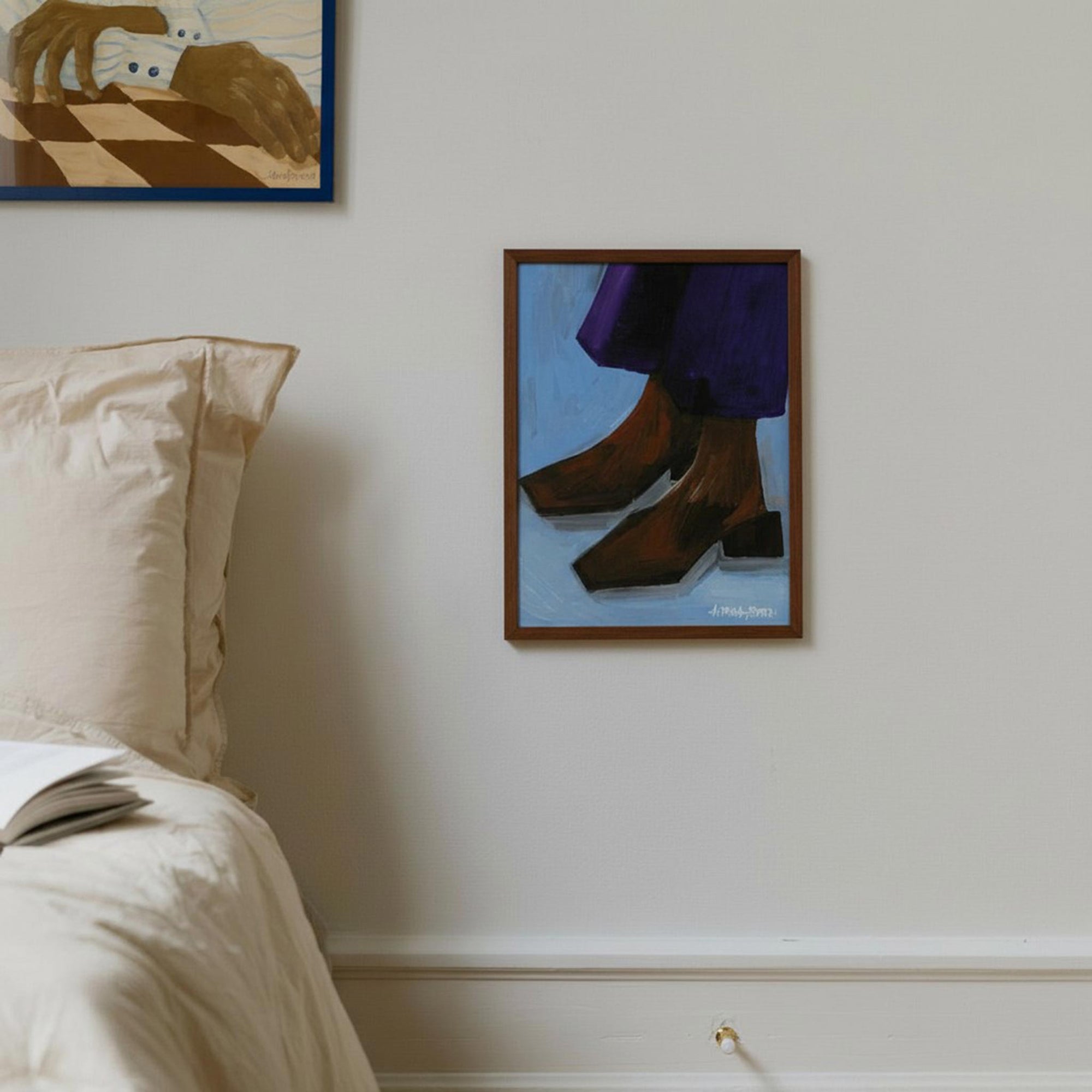 スカンジナビアのクラフトマンシップにインスパイアされた、北欧デザインの美学が息づく天然木製のポスターフレーム。温もりある無垢材と洗練されたスリムなフォルムが融合し、アートポスターや写真をすっきりと引き立てながら、空間全体に落ち着きと上質さをもたらします。上質な天然木を使用したフレームは、不透明ながらも木目の自然な表情をほのかに感じさせ、ナチュラルでありながら現代的な雰囲気も演出します。金属製のハンガーが裏面に取り付けられており、縦横どちらの向きでも壁に掛けてご使用いただけます。アルミフレームにはない自然素材ならではの豊かな質感とぬくもりは、北欧諸国でも高く評価され、定番のインテリアアイテムとして広く親しまれています。シンプルで飽きのこないデザインは、ミニマルインテリアやナチュラルテイストのお部屋にも自然に調和し、日常に木の優しさと北欧らしい上質な空気を添えてくれます。