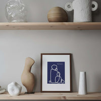 スカンジナビアのクラフトマンシップにインスパイアされた、北欧デザインの美学が息づく天然木製のポスターフレーム。温もりある無垢材と洗練されたスリムなフォルムが融合し、アートポスターや写真をすっきりと引き立てながら、空間全体に落ち着きと上質さをもたらします。上質な天然木を使用したフレームは、不透明ながらも木目の自然な表情をほのかに感じさせ、ナチュラルでありながら現代的な雰囲気も演出します。金属製のハンガーが裏面に取り付けられており、縦横どちらの向きでも壁に掛けてご使用いただけます。アルミフレームにはない自然素材ならではの豊かな質感とぬくもりは、北欧諸国でも高く評価され、定番のインテリアアイテムとして広く親しまれています。シンプルで飽きのこないデザインは、ミニマルインテリアやナチュラルテイストのお部屋にも自然に調和し、日常に木の優しさと北欧らしい上質な空気を添えてくれます。