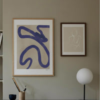 スカンジナビアのクラフトマンシップにインスパイアされた、北欧デザインの美学が息づく天然木製のポスターフレーム。温もりある無垢材と洗練されたスリムなフォルムが融合し、アートポスターや写真をすっきりと引き立てながら、空間全体に落ち着きと上質さをもたらします。上質な天然木を使用したフレームは、不透明ながらも木目の自然な表情をほのかに感じさせ、ナチュラルでありながら現代的な雰囲気も演出します。金属製のハンガーが裏面に取り付けられており、縦横どちらの向きでも壁に掛けてご使用いただけます。アルミフレームにはない自然素材ならではの豊かな質感とぬくもりは、北欧諸国でも高く評価され、定番のインテリアアイテムとして広く親しまれています。シンプルで飽きのこないデザインは、ミニマルインテリアやナチュラルテイストのお部屋にも自然に調和し、日常に木の優しさと北欧らしい上質な空気を添えてくれます。