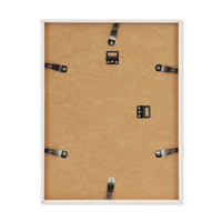 スカンジナビアのクラフトマンシップにインスパイアされた、北欧デザインの美学が息づく天然木製のポスターフレーム。温もりある無垢材と洗練されたスリムなフォルムが融合し、アートポスターや写真をすっきりと引き立てながら、空間全体に落ち着きと上質さをもたらします。上質な天然木を使用したフレームは、不透明ながらも木目の自然な表情をほのかに感じさせ、ナチュラルでありながら現代的な雰囲気も演出します。金属製のハンガーが裏面に取り付けられており、縦横どちらの向きでも壁に掛けてご使用いただけます。アルミフレームにはない自然素材ならではの豊かな質感とぬくもりは、北欧諸国でも高く評価され、定番のインテリアアイテムとして広く親しまれています。シンプルで飽きのこないデザインは、ミニマルインテリアやナチュラルテイストのお部屋にも自然に調和し、日常に木の優しさと北欧らしい上質な空気を添えてくれます。