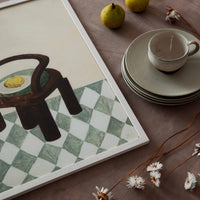 スカンジナビアのクラフトマンシップにインスパイアされた、北欧デザインの美学が息づく天然木製のポスターフレーム。温もりある無垢材と洗練されたスリムなフォルムが融合し、アートポスターや写真をすっきりと引き立てながら、空間全体に落ち着きと上質さをもたらします。上質な天然木を使用したフレームは、不透明ながらも木目の自然な表情をほのかに感じさせ、ナチュラルでありながら現代的な雰囲気も演出します。金属製のハンガーが裏面に取り付けられており、縦横どちらの向きでも壁に掛けてご使用いただけます。アルミフレームにはない自然素材ならではの豊かな質感とぬくもりは、北欧諸国でも高く評価され、定番のインテリアアイテムとして広く親しまれています。シンプルで飽きのこないデザインは、ミニマルインテリアやナチュラルテイストのお部屋にも自然に調和し、日常に木の優しさと北欧らしい上質な空気を添えてくれます。