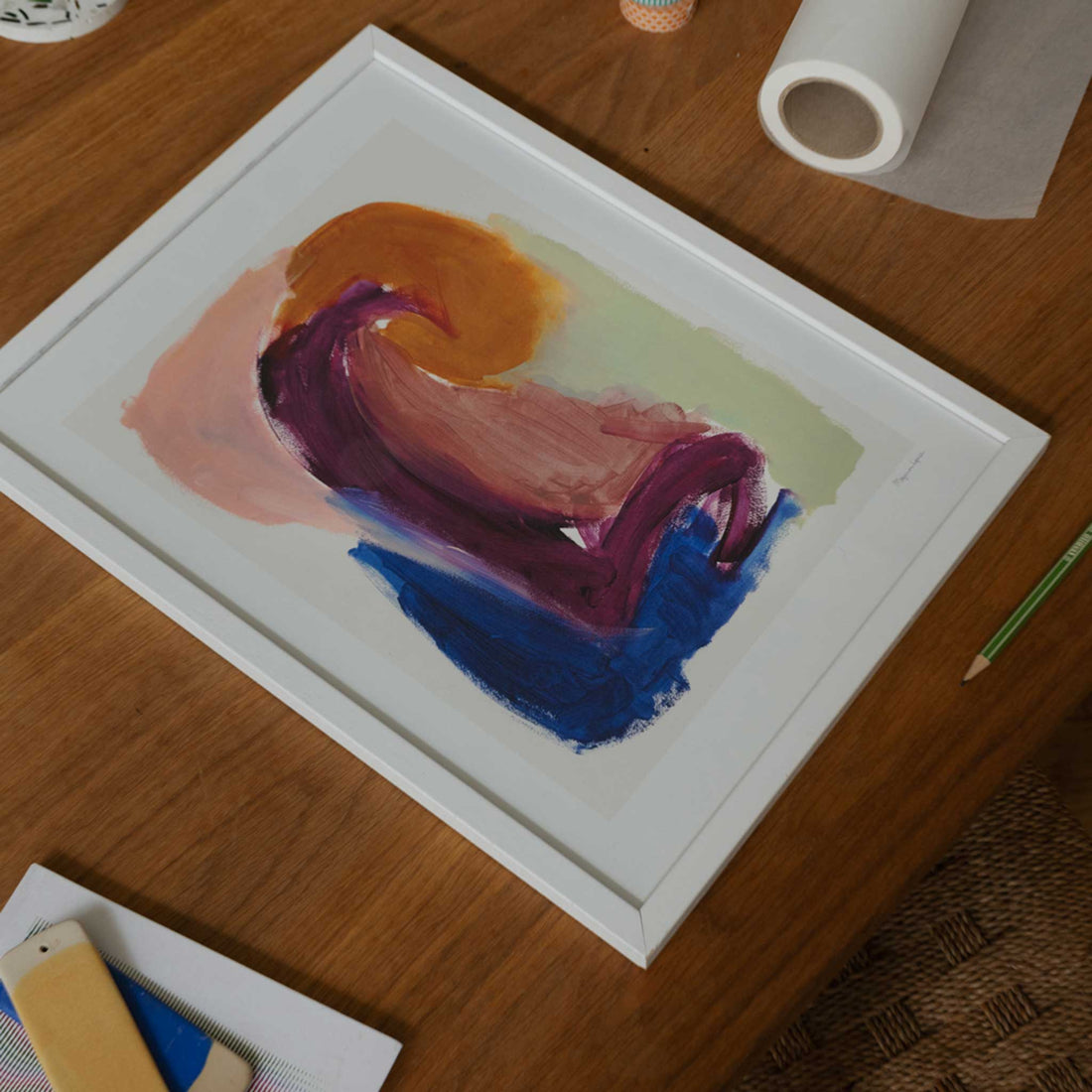 スカンジナビアのクラフトマンシップにインスパイアされた、北欧デザインの美学が息づく天然木製のポスターフレーム。温もりある無垢材と洗練されたスリムなフォルムが融合し、アートポスターや写真をすっきりと引き立てながら、空間全体に落ち着きと上質さをもたらします。上質な天然木を使用したフレームは、不透明ながらも木目の自然な表情をほのかに感じさせ、ナチュラルでありながら現代的な雰囲気も演出します。金属製のハンガーが裏面に取り付けられており、縦横どちらの向きでも壁に掛けてご使用いただけます。アルミフレームにはない自然素材ならではの豊かな質感とぬくもりは、北欧諸国でも高く評価され、定番のインテリアアイテムとして広く親しまれています。シンプルで飽きのこないデザインは、ミニマルインテリアやナチュラルテイストのお部屋にも自然に調和し、日常に木の優しさと北欧らしい上質な空気を添えてくれます。