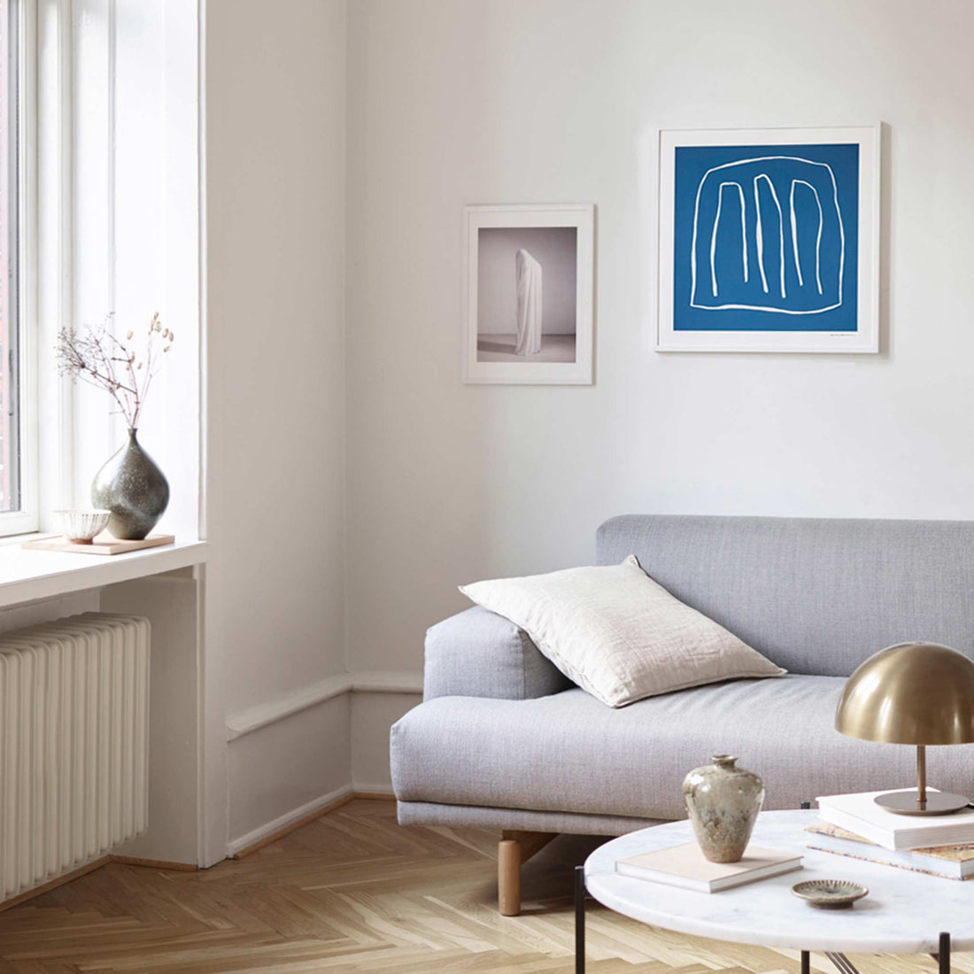 スカンジナビアのクラフトマンシップにインスパイアされた、北欧デザインの美学が息づく天然木製のポスターフレーム。温もりある無垢材と洗練されたスリムなフォルムが融合し、アートポスターや写真をすっきりと引き立てながら、空間全体に落ち着きと上質さをもたらします。上質な天然木を使用したフレームは、不透明ながらも木目の自然な表情をほのかに感じさせ、ナチュラルでありながら現代的な雰囲気も演出します。金属製のハンガーが裏面に取り付けられており、縦横どちらの向きでも壁に掛けてご使用いただけます。アルミフレームにはない自然素材ならではの豊かな質感とぬくもりは、北欧諸国でも高く評価され、定番のインテリアアイテムとして広く親しまれています。シンプルで飽きのこないデザインは、ミニマルインテリアやナチュラルテイストのお部屋にも自然に調和し、日常に木の優しさと北欧らしい上質な空気を添えてくれます。