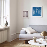 スカンジナビアのクラフトマンシップにインスパイアされた、北欧デザインの美学が息づく天然木製のポスターフレーム。温もりある無垢材と洗練されたスリムなフォルムが融合し、アートポスターや写真をすっきりと引き立てながら、空間全体に落ち着きと上質さをもたらします。上質な天然木を使用したフレームは、不透明ながらも木目の自然な表情をほのかに感じさせ、ナチュラルでありながら現代的な雰囲気も演出します。金属製のハンガーが裏面に取り付けられており、縦横どちらの向きでも壁に掛けてご使用いただけます。アルミフレームにはない自然素材ならではの豊かな質感とぬくもりは、北欧諸国でも高く評価され、定番のインテリアアイテムとして広く親しまれています。シンプルで飽きのこないデザインは、ミニマルインテリアやナチュラルテイストのお部屋にも自然に調和し、日常に木の優しさと北欧らしい上質な空気を添えてくれます。