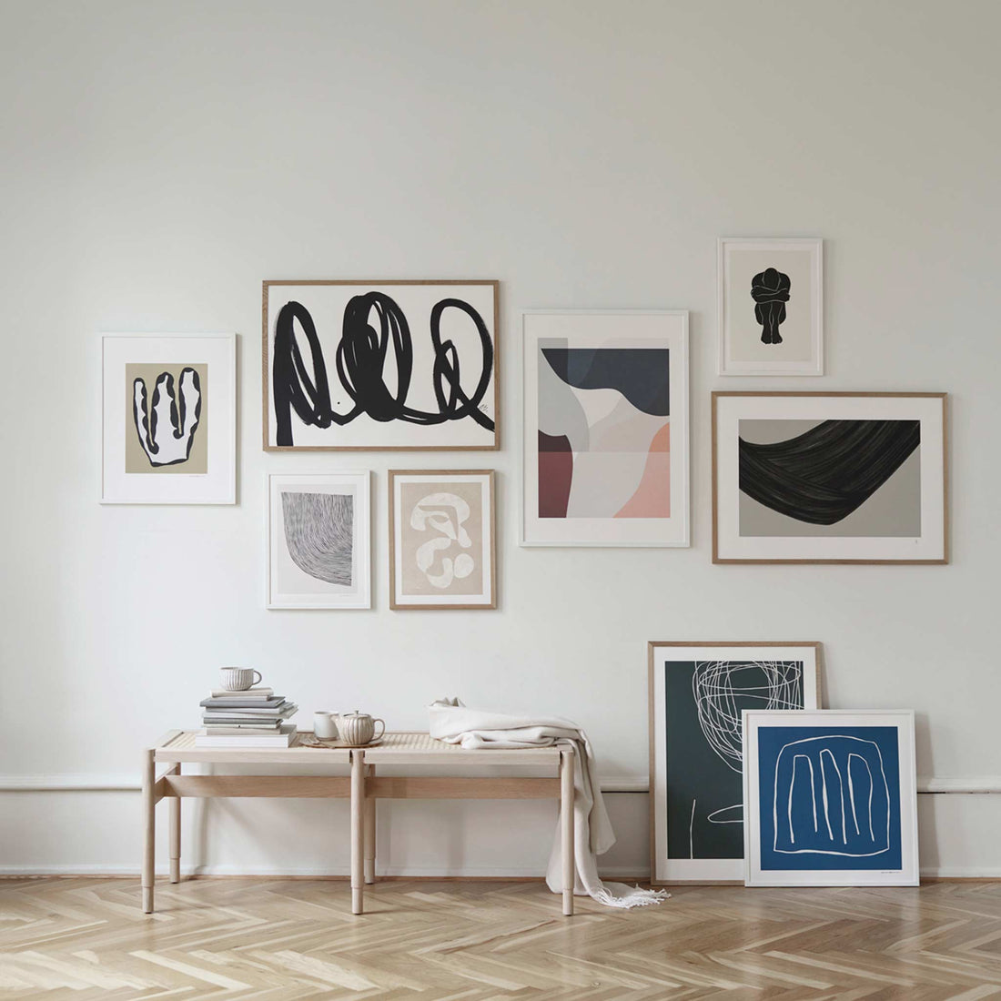 スカンジナビアのクラフトマンシップにインスパイアされた、北欧デザインの美学が息づく天然木製のポスターフレーム。温もりある無垢材と洗練されたスリムなフォルムが融合し、アートポスターや写真をすっきりと引き立てながら、空間全体に落ち着きと上質さをもたらします。上質な天然木を使用したフレームは、不透明ながらも木目の自然な表情をほのかに感じさせ、ナチュラルでありながら現代的な雰囲気も演出します。金属製のハンガーが裏面に取り付けられており、縦横どちらの向きでも壁に掛けてご使用いただけます。アルミフレームにはない自然素材ならではの豊かな質感とぬくもりは、北欧諸国でも高く評価され、定番のインテリアアイテムとして広く親しまれています。シンプルで飽きのこないデザインは、ミニマルインテリアやナチュラルテイストのお部屋にも自然に調和し、日常に木の優しさと北欧らしい上質な空気を添えてくれます。