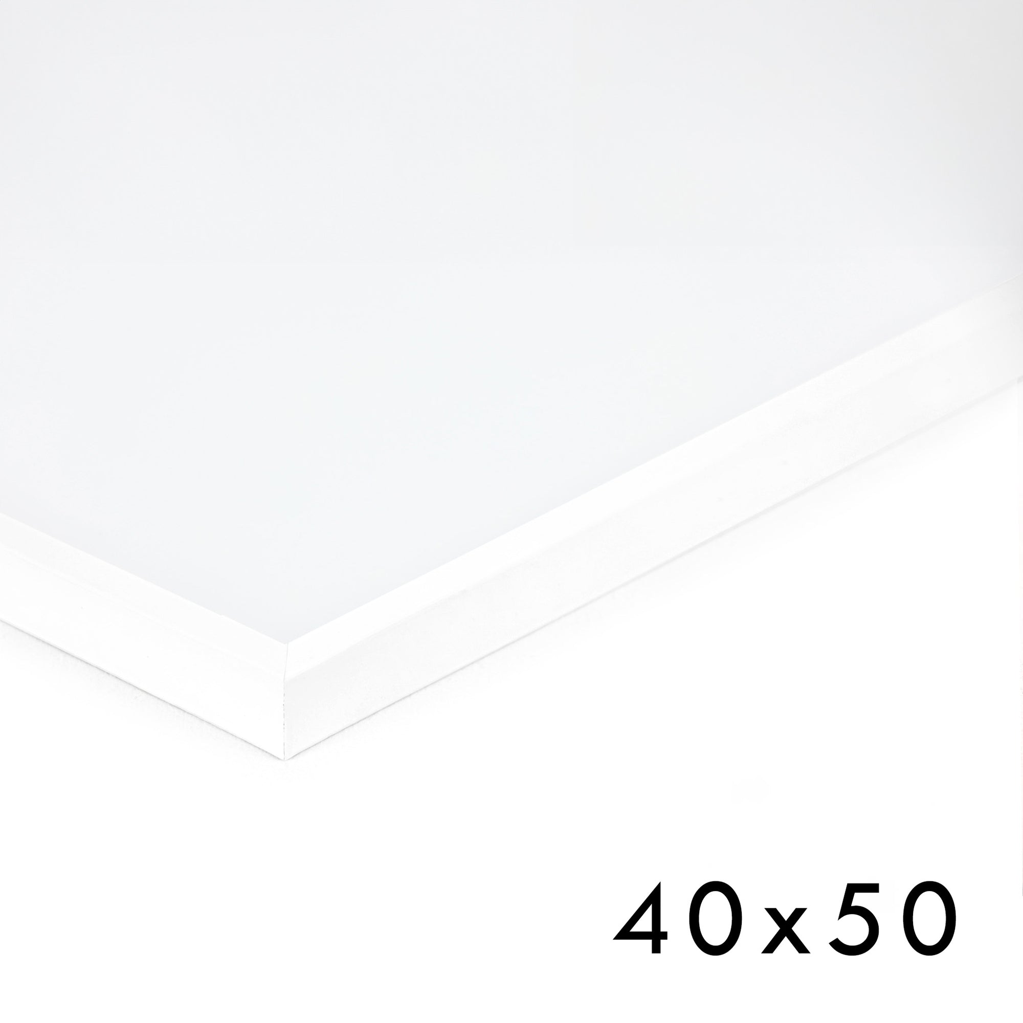 スカンジナビアのクラフトマンシップにインスパイアされた、北欧デザインの美学が息づく天然木製のポスターフレーム。温もりある無垢材と洗練されたスリムなフォルムが融合し、アートポスターや写真をすっきりと引き立てながら、空間全体に落ち着きと上質さをもたらします。上質な天然木を使用したフレームは、不透明ながらも木目の自然な表情をほのかに感じさせ、ナチュラルでありながら現代的な雰囲気も演出します。金属製のハンガーが裏面に取り付けられており、縦横どちらの向きでも壁に掛けてご使用いただけます。アルミフレームにはない自然素材ならではの豊かな質感とぬくもりは、北欧諸国でも高く評価され、定番のインテリアアイテムとして広く親しまれています。シンプルで飽きのこないデザインは、ミニマルインテリアやナチュラルテイストのお部屋にも自然に調和し、日常に木の優しさと北欧らしい上質な空気を添えてくれます。