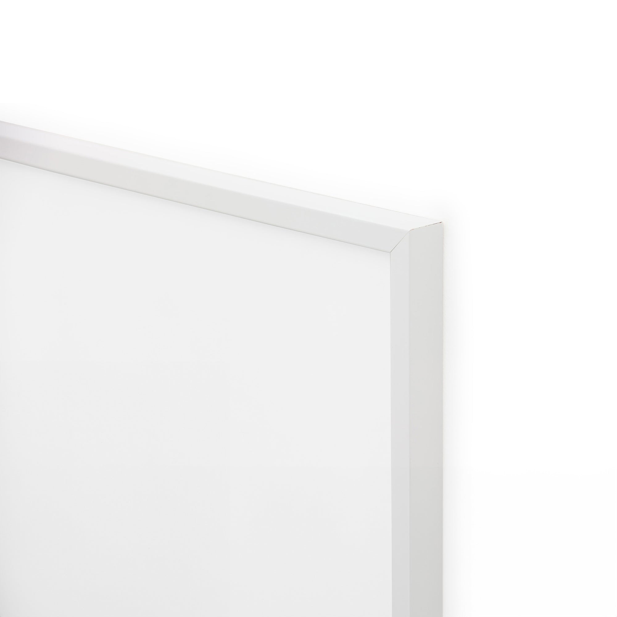 スカンジナビアのクラフトマンシップにインスパイアされた、北欧デザインの美学が息づく天然木製のポスターフレーム。温もりある無垢材と洗練されたスリムなフォルムが融合し、アートポスターや写真をすっきりと引き立てながら、空間全体に落ち着きと上質さをもたらします。上質な天然木を使用したフレームは、不透明ながらも木目の自然な表情をほのかに感じさせ、ナチュラルでありながら現代的な雰囲気も演出します。金属製のハンガーが裏面に取り付けられており、縦横どちらの向きでも壁に掛けてご使用いただけます。アルミフレームにはない自然素材ならではの豊かな質感とぬくもりは、北欧諸国でも高く評価され、定番のインテリアアイテムとして広く親しまれています。シンプルで飽きのこないデザインは、ミニマルインテリアやナチュラルテイストのお部屋にも自然に調和し、日常に木の優しさと北欧らしい上質な空気を添えてくれます。