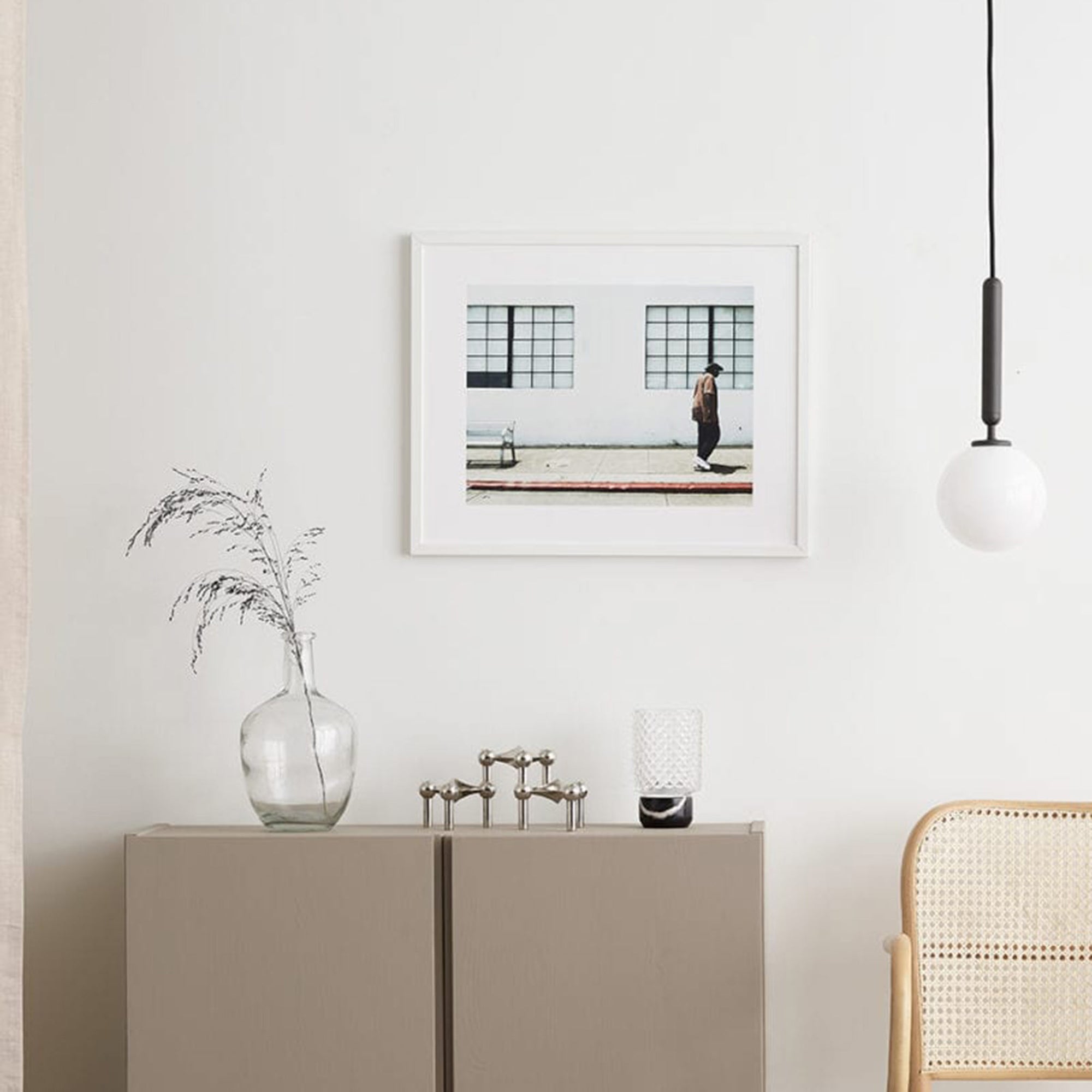 スカンジナビアのクラフトマンシップにインスパイアされた、北欧デザインの美学が息づく天然木製のポスターフレーム。温もりある無垢材と洗練されたスリムなフォルムが融合し、アートポスターや写真をすっきりと引き立てながら、空間全体に落ち着きと上質さをもたらします。上質な天然木を使用したフレームは、不透明ながらも木目の自然な表情をほのかに感じさせ、ナチュラルでありながら現代的な雰囲気も演出します。金属製のハンガーが裏面に取り付けられており、縦横どちらの向きでも壁に掛けてご使用いただけます。アルミフレームにはない自然素材ならではの豊かな質感とぬくもりは、北欧諸国でも高く評価され、定番のインテリアアイテムとして広く親しまれています。シンプルで飽きのこないデザインは、ミニマルインテリアやナチュラルテイストのお部屋にも自然に調和し、日常に木の優しさと北欧らしい上質な空気を添えてくれます。