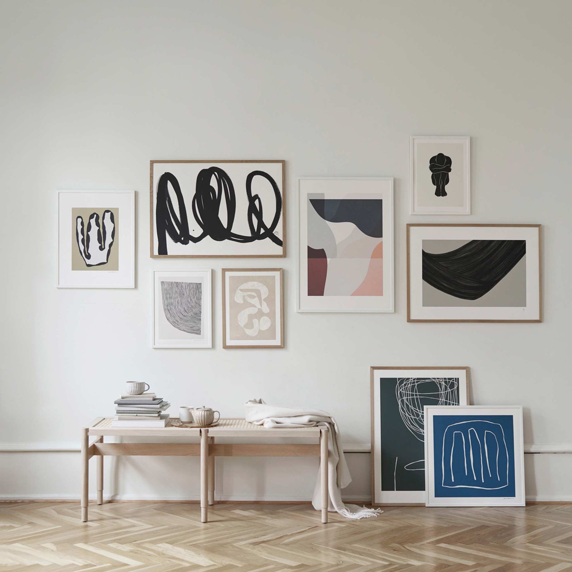 スカンジナビアのクラフトマンシップにインスパイアされた、北欧デザインの美学が息づく天然木製のポスターフレーム。温もりある無垢材と洗練されたスリムなフォルムが融合し、アートポスターや写真をすっきりと引き立てながら、空間全体に落ち着きと上質さをもたらします。上質な天然木を使用したフレームは、不透明ながらも木目の自然な表情をほのかに感じさせ、ナチュラルでありながら現代的な雰囲気も演出します。金属製のハンガーが裏面に取り付けられており、縦横どちらの向きでも壁に掛けてご使用いただけます。アルミフレームにはない自然素材ならではの豊かな質感とぬくもりは、北欧諸国でも高く評価され、定番のインテリアアイテムとして広く親しまれています。シンプルで飽きのこないデザインは、ミニマルインテリアやナチュラルテイストのお部屋にも自然に調和し、日常に木の優しさと北欧らしい上質な空気を添えてくれます。