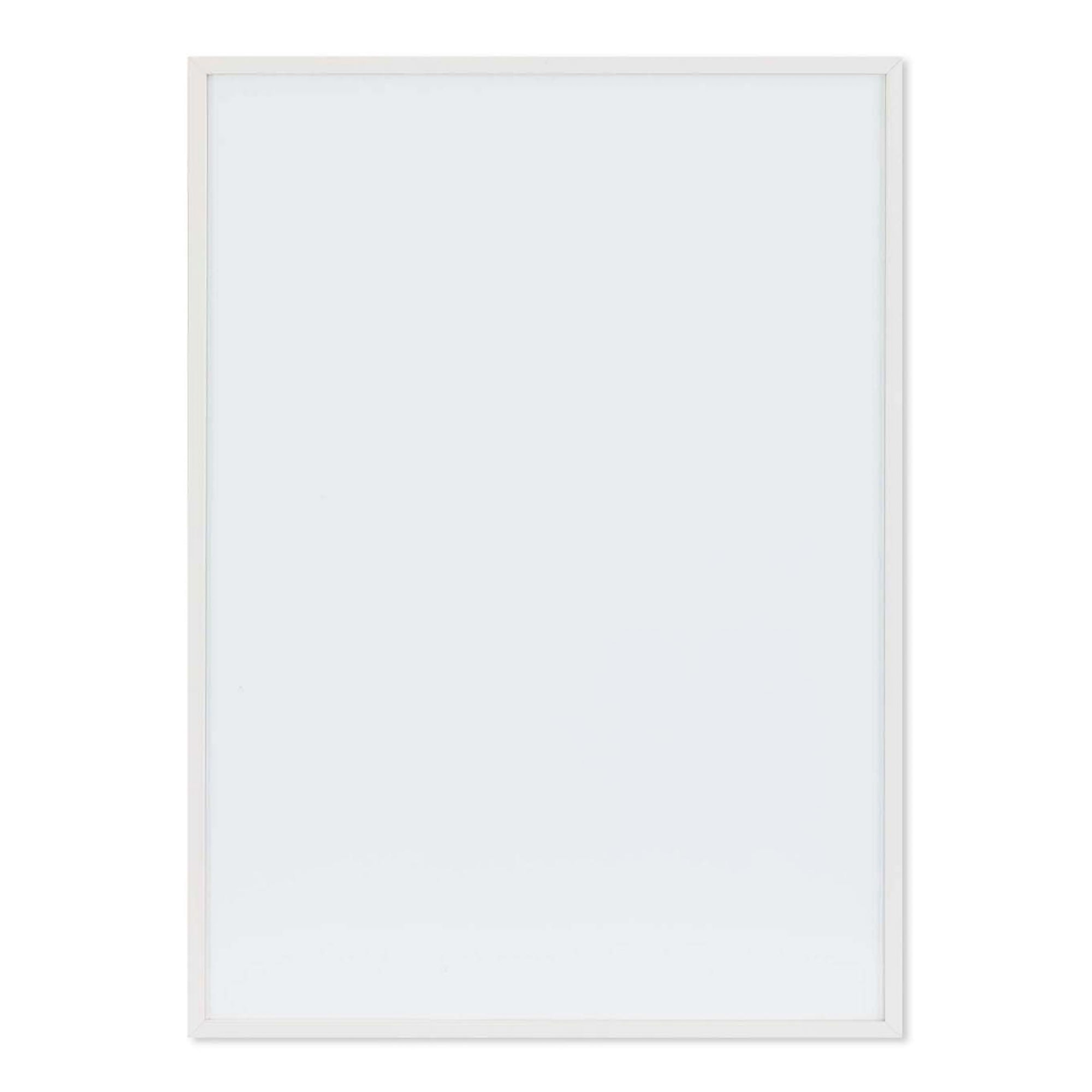 スカンジナビアのクラフトマンシップにインスパイアされた、北欧デザインの美学が息づく天然木製のポスターフレーム。温もりある無垢材と洗練されたスリムなフォルムが融合し、アートポスターや写真をすっきりと引き立てながら、空間全体に落ち着きと上質さをもたらします。上質な天然木を使用したフレームは、不透明ながらも木目の自然な表情をほのかに感じさせ、ナチュラルでありながら現代的な雰囲気も演出します。金属製のハンガーが裏面に取り付けられており、縦横どちらの向きでも壁に掛けてご使用いただけます。アルミフレームにはない自然素材ならではの豊かな質感とぬくもりは、北欧諸国でも高く評価され、定番のインテリアアイテムとして広く親しまれています。シンプルで飽きのこないデザインは、ミニマルインテリアやナチュラルテイストのお部屋にも自然に調和し、日常に木の優しさと北欧らしい上質な空気を添えてくれます。