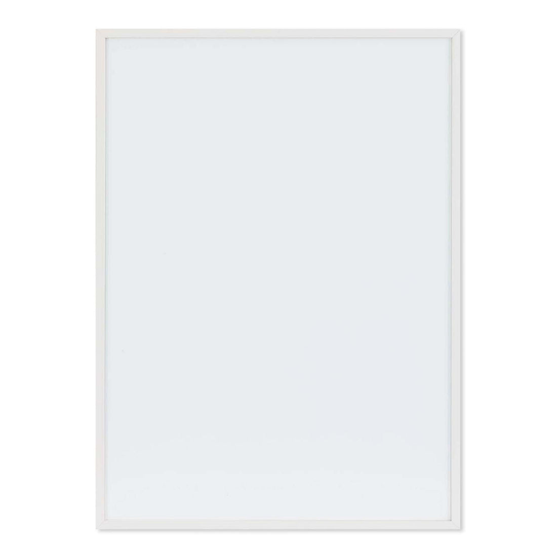 スカンジナビアのクラフトマンシップにインスパイアされた、北欧デザインの美学が息づく天然木製のポスターフレーム。温もりある無垢材と洗練されたスリムなフォルムが融合し、アートポスターや写真をすっきりと引き立てながら、空間全体に落ち着きと上質さをもたらします。上質な天然木を使用したフレームは、不透明ながらも木目の自然な表情をほのかに感じさせ、ナチュラルでありながら現代的な雰囲気も演出します。金属製のハンガーが裏面に取り付けられており、縦横どちらの向きでも壁に掛けてご使用いただけます。アルミフレームにはない自然素材ならではの豊かな質感とぬくもりは、北欧諸国でも高く評価され、定番のインテリアアイテムとして広く親しまれています。シンプルで飽きのこないデザインは、ミニマルインテリアやナチュラルテイストのお部屋にも自然に調和し、日常に木の優しさと北欧らしい上質な空気を添えてくれます。