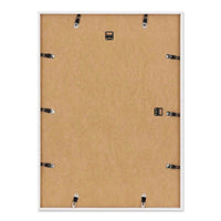 スカンジナビアのクラフトマンシップにインスパイアされた、北欧デザインの美学が息づく天然木製のポスターフレーム。温もりある無垢材と洗練されたスリムなフォルムが融合し、アートポスターや写真をすっきりと引き立てながら、空間全体に落ち着きと上質さをもたらします。上質な天然木を使用したフレームは、不透明ながらも木目の自然な表情をほのかに感じさせ、ナチュラルでありながら現代的な雰囲気も演出します。金属製のハンガーが裏面に取り付けられており、縦横どちらの向きでも壁に掛けてご使用いただけます。アルミフレームにはない自然素材ならではの豊かな質感とぬくもりは、北欧諸国でも高く評価され、定番のインテリアアイテムとして広く親しまれています。シンプルで飽きのこないデザインは、ミニマルインテリアやナチュラルテイストのお部屋にも自然に調和し、日常に木の優しさと北欧らしい上質な空気を添えてくれます。