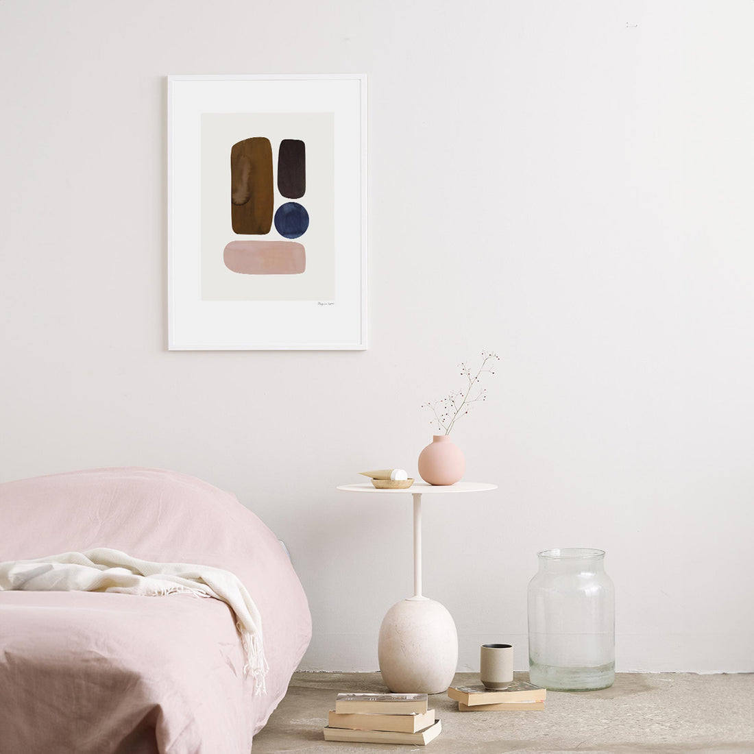 スカンジナビアのクラフトマンシップにインスパイアされた、北欧デザインの美学が息づく天然木製のポスターフレーム。温もりある無垢材と洗練されたスリムなフォルムが融合し、アートポスターや写真をすっきりと引き立てながら、空間全体に落ち着きと上質さをもたらします。上質な天然木を使用したフレームは、不透明ながらも木目の自然な表情をほのかに感じさせ、ナチュラルでありながら現代的な雰囲気も演出します。金属製のハンガーが裏面に取り付けられており、縦横どちらの向きでも壁に掛けてご使用いただけます。アルミフレームにはない自然素材ならではの豊かな質感とぬくもりは、北欧諸国でも高く評価され、定番のインテリアアイテムとして広く親しまれています。シンプルで飽きのこないデザインは、ミニマルインテリアやナチュラルテイストのお部屋にも自然に調和し、日常に木の優しさと北欧らしい上質な空気を添えてくれます。