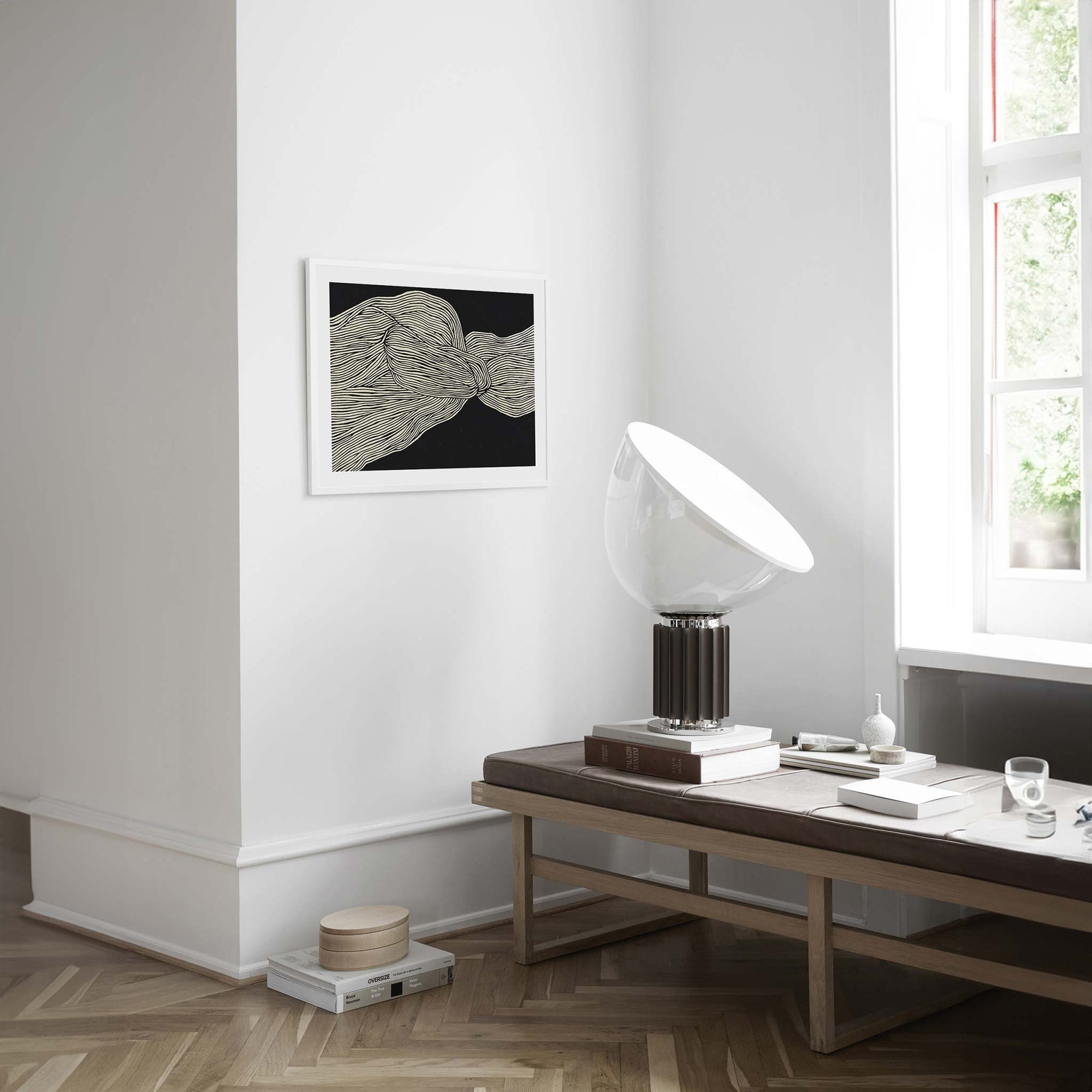 スカンジナビアのクラフトマンシップにインスパイアされた、北欧デザインの美学が息づく天然木製のポスターフレーム。温もりある無垢材と洗練されたスリムなフォルムが融合し、アートポスターや写真をすっきりと引き立てながら、空間全体に落ち着きと上質さをもたらします。上質な天然木を使用したフレームは、不透明ながらも木目の自然な表情をほのかに感じさせ、ナチュラルでありながら現代的な雰囲気も演出します。金属製のハンガーが裏面に取り付けられており、縦横どちらの向きでも壁に掛けてご使用いただけます。アルミフレームにはない自然素材ならではの豊かな質感とぬくもりは、北欧諸国でも高く評価され、定番のインテリアアイテムとして広く親しまれています。シンプルで飽きのこないデザインは、ミニマルインテリアやナチュラルテイストのお部屋にも自然に調和し、日常に木の優しさと北欧らしい上質な空気を添えてくれます。