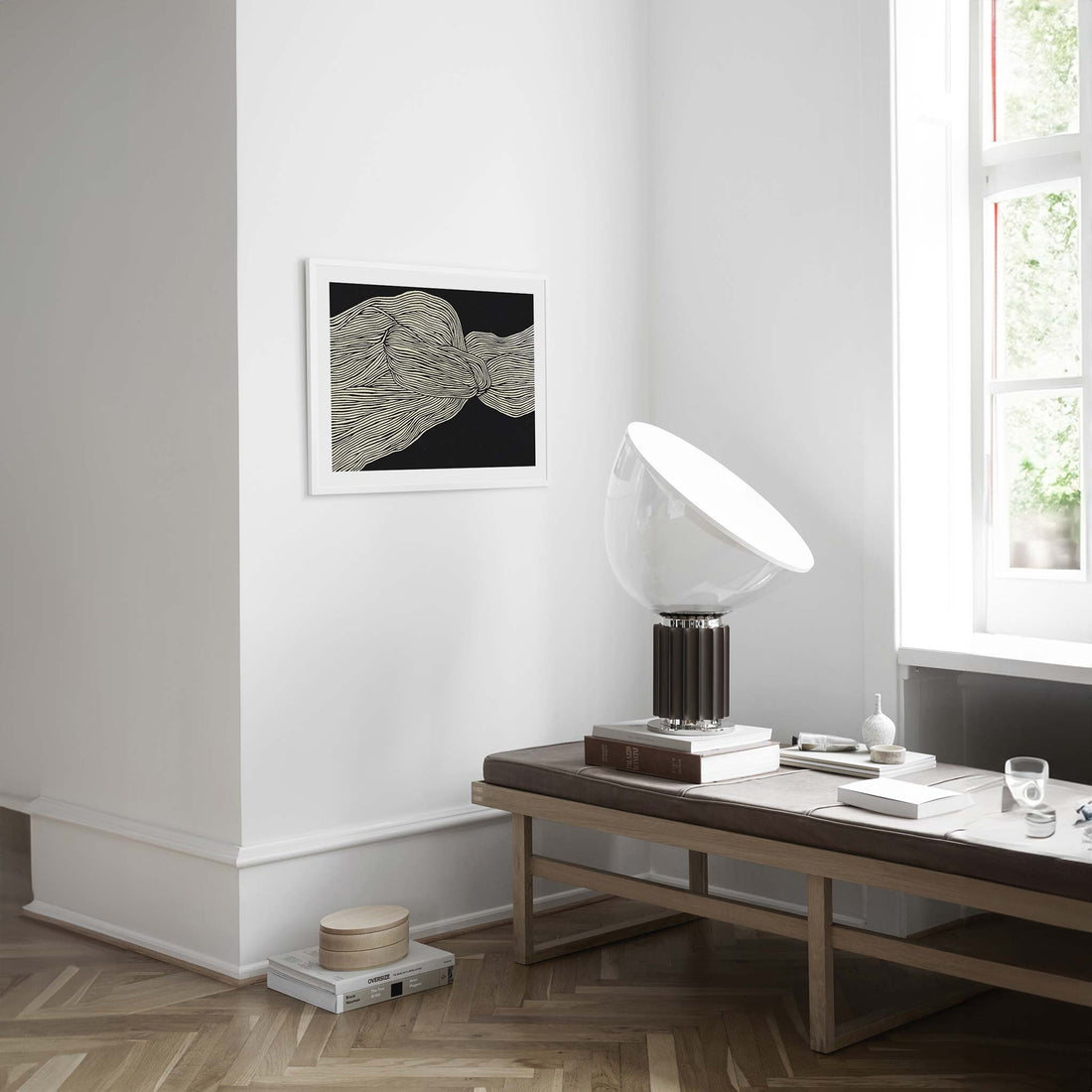 スカンジナビアのクラフトマンシップにインスパイアされた、北欧デザインの美学が息づく天然木製のポスターフレーム。温もりある無垢材と洗練されたスリムなフォルムが融合し、アートポスターや写真をすっきりと引き立てながら、空間全体に落ち着きと上質さをもたらします。上質な天然木を使用したフレームは、不透明ながらも木目の自然な表情をほのかに感じさせ、ナチュラルでありながら現代的な雰囲気も演出します。金属製のハンガーが裏面に取り付けられており、縦横どちらの向きでも壁に掛けてご使用いただけます。アルミフレームにはない自然素材ならではの豊かな質感とぬくもりは、北欧諸国でも高く評価され、定番のインテリアアイテムとして広く親しまれています。シンプルで飽きのこないデザインは、ミニマルインテリアやナチュラルテイストのお部屋にも自然に調和し、日常に木の優しさと北欧らしい上質な空気を添えてくれます。