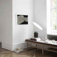 スカンジナビアのクラフトマンシップにインスパイアされた、北欧デザインの美学が息づく天然木製のポスターフレーム。温もりある無垢材と洗練されたスリムなフォルムが融合し、アートポスターや写真をすっきりと引き立てながら、空間全体に落ち着きと上質さをもたらします。上質な天然木を使用したフレームは、不透明ながらも木目の自然な表情をほのかに感じさせ、ナチュラルでありながら現代的な雰囲気も演出します。金属製のハンガーが裏面に取り付けられており、縦横どちらの向きでも壁に掛けてご使用いただけます。アルミフレームにはない自然素材ならではの豊かな質感とぬくもりは、北欧諸国でも高く評価され、定番のインテリアアイテムとして広く親しまれています。シンプルで飽きのこないデザインは、ミニマルインテリアやナチュラルテイストのお部屋にも自然に調和し、日常に木の優しさと北欧らしい上質な空気を添えてくれます。