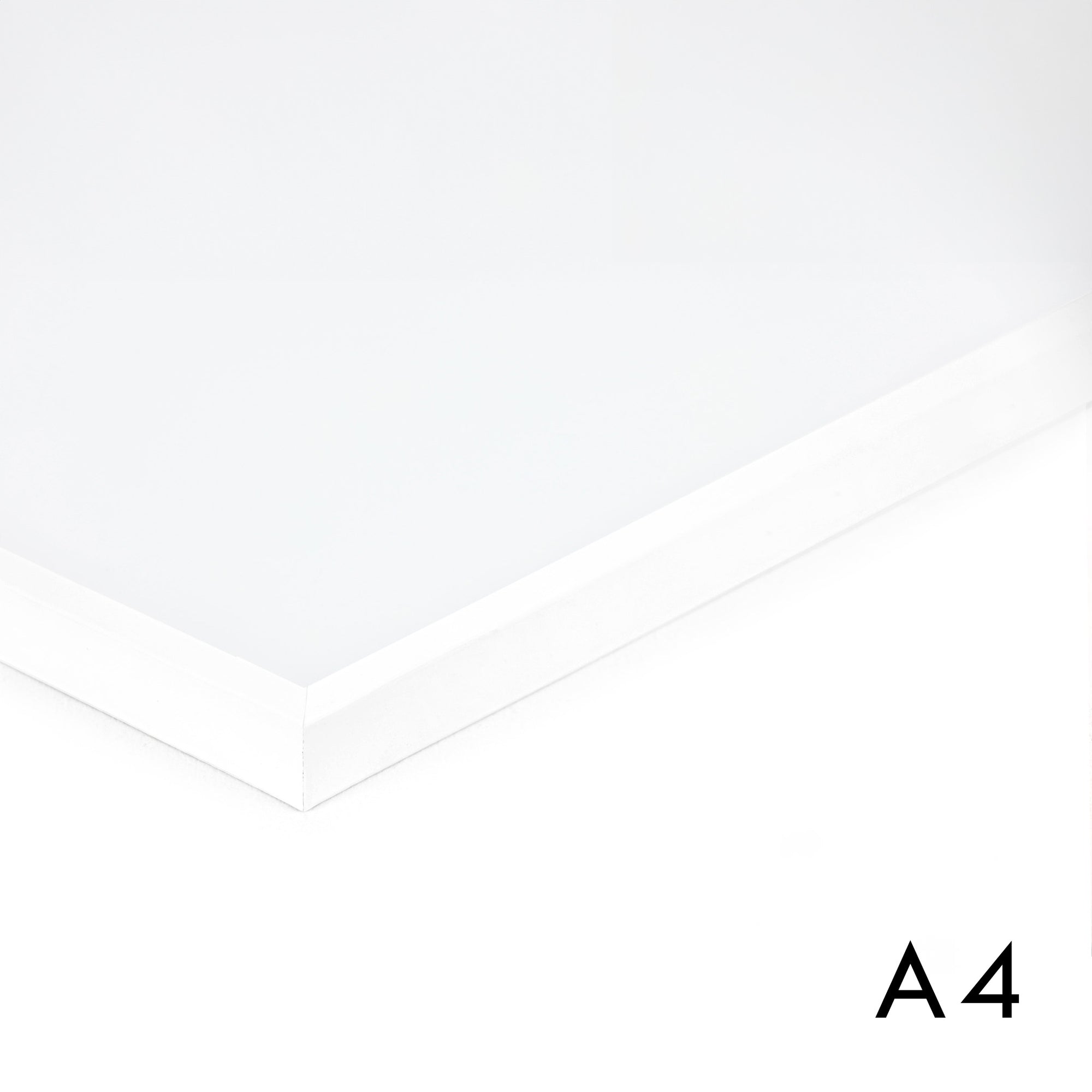 スカンジナビアのクラフトマンシップにインスパイアされた、北欧デザインの美学が息づく天然木製のポスターフレーム。温もりある無垢材と洗練されたスリムなフォルムが融合し、アートポスターや写真をすっきりと引き立てながら、空間全体に落ち着きと上質さをもたらします。上質な天然木を使用したフレームは、不透明ながらも木目の自然な表情をほのかに感じさせ、ナチュラルでありながら現代的な雰囲気も演出します。金属製のハンガーが裏面に取り付けられており、縦横どちらの向きでも壁に掛けてご使用いただけます。アルミフレームにはない自然素材ならではの豊かな質感とぬくもりは、北欧諸国でも高く評価され、定番のインテリアアイテムとして広く親しまれています。シンプルで飽きのこないデザインは、ミニマルインテリアやナチュラルテイストのお部屋にも自然に調和し、日常に木の優しさと北欧らしい上質な空気を添えてくれます。