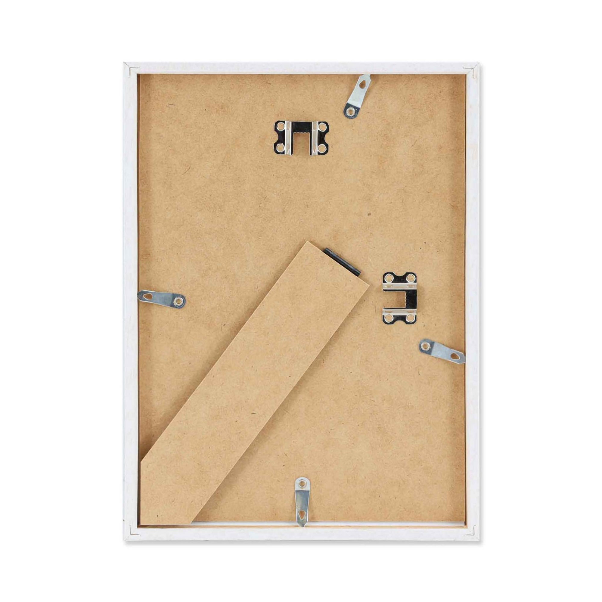 スカンジナビアのクラフトマンシップにインスパイアされた、北欧デザインの美学が息づく天然木製のポスターフレーム。温もりある無垢材と洗練されたスリムなフォルムが融合し、アートポスターや写真をすっきりと引き立てながら、空間全体に落ち着きと上質さをもたらします。上質な天然木を使用したフレームは、不透明ながらも木目の自然な表情をほのかに感じさせ、ナチュラルでありながら現代的な雰囲気も演出します。金属製のハンガーが裏面に取り付けられており、縦横どちらの向きでも壁に掛けてご使用いただけます。アルミフレームにはない自然素材ならではの豊かな質感とぬくもりは、北欧諸国でも高く評価され、定番のインテリアアイテムとして広く親しまれています。シンプルで飽きのこないデザインは、ミニマルインテリアやナチュラルテイストのお部屋にも自然に調和し、日常に木の優しさと北欧らしい上質な空気を添えてくれます。