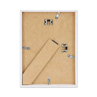 スカンジナビアのクラフトマンシップにインスパイアされた、北欧デザインの美学が息づく天然木製のポスターフレーム。温もりある無垢材と洗練されたスリムなフォルムが融合し、アートポスターや写真をすっきりと引き立てながら、空間全体に落ち着きと上質さをもたらします。上質な天然木を使用したフレームは、不透明ながらも木目の自然な表情をほのかに感じさせ、ナチュラルでありながら現代的な雰囲気も演出します。金属製のハンガーが裏面に取り付けられており、縦横どちらの向きでも壁に掛けてご使用いただけます。アルミフレームにはない自然素材ならではの豊かな質感とぬくもりは、北欧諸国でも高く評価され、定番のインテリアアイテムとして広く親しまれています。シンプルで飽きのこないデザインは、ミニマルインテリアやナチュラルテイストのお部屋にも自然に調和し、日常に木の優しさと北欧らしい上質な空気を添えてくれます。