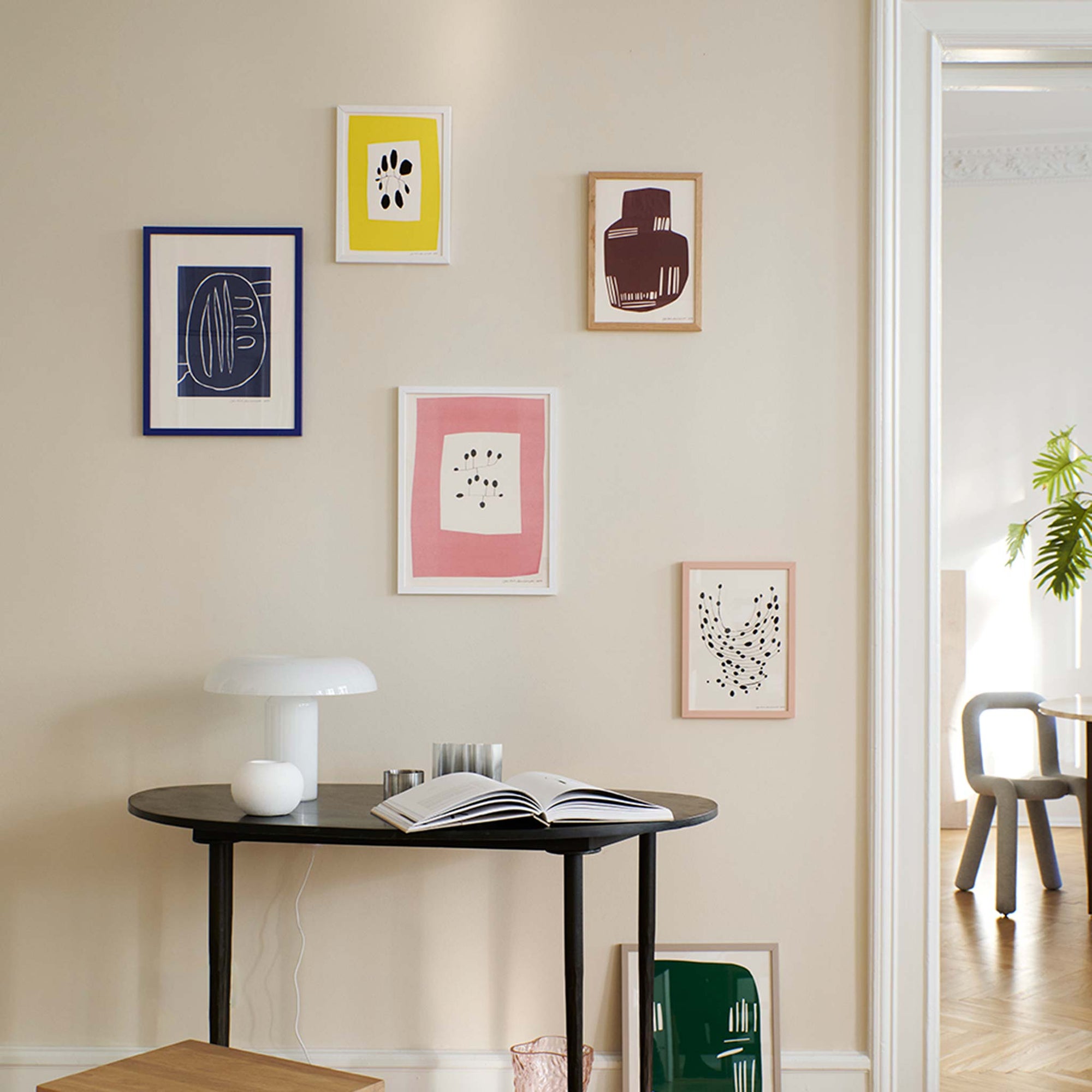 スカンジナビアのクラフトマンシップにインスパイアされた、北欧デザインの美学が息づく天然木製のポスターフレーム。温もりある無垢材と洗練されたスリムなフォルムが融合し、アートポスターや写真をすっきりと引き立てながら、空間全体に落ち着きと上質さをもたらします。上質な天然木を使用したフレームは、不透明ながらも木目の自然な表情をほのかに感じさせ、ナチュラルでありながら現代的な雰囲気も演出します。金属製のハンガーが裏面に取り付けられており、縦横どちらの向きでも壁に掛けてご使用いただけます。アルミフレームにはない自然素材ならではの豊かな質感とぬくもりは、北欧諸国でも高く評価され、定番のインテリアアイテムとして広く親しまれています。シンプルで飽きのこないデザインは、ミニマルインテリアやナチュラルテイストのお部屋にも自然に調和し、日常に木の優しさと北欧らしい上質な空気を添えてくれます。