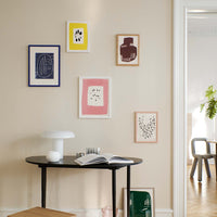 スカンジナビアのクラフトマンシップにインスパイアされた、北欧デザインの美学が息づく天然木製のポスターフレーム。温もりある無垢材と洗練されたスリムなフォルムが融合し、アートポスターや写真をすっきりと引き立てながら、空間全体に落ち着きと上質さをもたらします。上質な天然木を使用したフレームは、不透明ながらも木目の自然な表情をほのかに感じさせ、ナチュラルでありながら現代的な雰囲気も演出します。金属製のハンガーが裏面に取り付けられており、縦横どちらの向きでも壁に掛けてご使用いただけます。アルミフレームにはない自然素材ならではの豊かな質感とぬくもりは、北欧諸国でも高く評価され、定番のインテリアアイテムとして広く親しまれています。シンプルで飽きのこないデザインは、ミニマルインテリアやナチュラルテイストのお部屋にも自然に調和し、日常に木の優しさと北欧らしい上質な空気を添えてくれます。