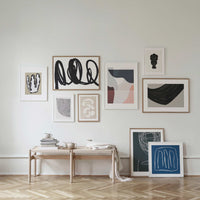 スカンジナビアのクラフトマンシップにインスパイアされた、北欧デザインの美学が息づく天然木製のポスターフレーム。温もりある無垢材と洗練されたスリムなフォルムが融合し、アートポスターや写真をすっきりと引き立てながら、空間全体に落ち着きと上質さをもたらします。上質な天然木を使用したフレームは、不透明ながらも木目の自然な表情をほのかに感じさせ、ナチュラルでありながら現代的な雰囲気も演出します。金属製のハンガーが裏面に取り付けられており、縦横どちらの向きでも壁に掛けてご使用いただけます。アルミフレームにはない自然素材ならではの豊かな質感とぬくもりは、北欧諸国でも高く評価され、定番のインテリアアイテムとして広く親しまれています。シンプルで飽きのこないデザインは、ミニマルインテリアやナチュラルテイストのお部屋にも自然に調和し、日常に木の優しさと北欧らしい上質な空気を添えてくれます。