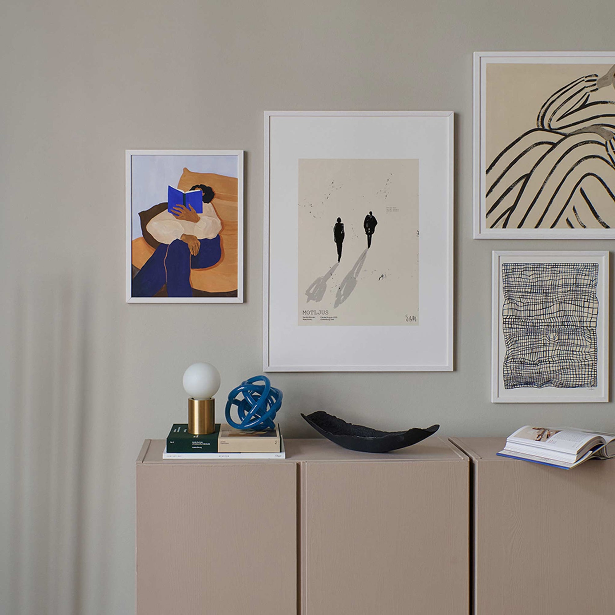 スカンジナビアのクラフトマンシップにインスパイアされた、北欧デザインの美学が息づく天然木製のポスターフレーム。温もりある無垢材と洗練されたスリムなフォルムが融合し、アートポスターや写真をすっきりと引き立てながら、空間全体に落ち着きと上質さをもたらします。上質な天然木を使用したフレームは、不透明ながらも木目の自然な表情をほのかに感じさせ、ナチュラルでありながら現代的な雰囲気も演出します。金属製のハンガーが裏面に取り付けられており、縦横どちらの向きでも壁に掛けてご使用いただけます。アルミフレームにはない自然素材ならではの豊かな質感とぬくもりは、北欧諸国でも高く評価され、定番のインテリアアイテムとして広く親しまれています。シンプルで飽きのこないデザインは、ミニマルインテリアやナチュラルテイストのお部屋にも自然に調和し、日常に木の優しさと北欧らしい上質な空気を添えてくれます。