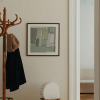 スカンジナビアのクラフトマンシップにインスパイアされた、北欧デザインの美学が息づく天然木製のポスターフレーム。温もりある無垢材と洗練されたスリムなフォルムが融合し、アートポスターや写真をすっきりと引き立てながら、空間全体に落ち着きと上質さをもたらします。上質な天然木を使用したフレームは、不透明ながらも木目の自然な表情をほのかに感じさせ、ナチュラルでありながら現代的な雰囲気も演出します。金属製のハンガーが裏面に取り付けられており、縦横どちらの向きでも壁に掛けてご使用いただけます。アルミフレームにはない自然素材ならではの豊かな質感とぬくもりは、北欧諸国でも高く評価され、定番のインテリアアイテムとして広く親しまれています。シンプルで飽きのこないデザインは、ミニマルインテリアやナチュラルテイストのお部屋にも自然に調和し、日常に木の優しさと北欧らしい上質な空気を添えてくれます。