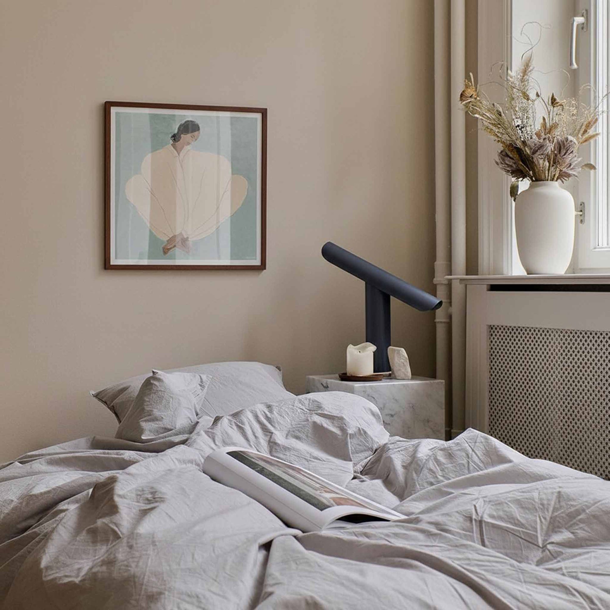 スカンジナビアのクラフトマンシップにインスパイアされた、北欧デザインの美学が息づく天然木製のポスターフレーム。温もりある無垢材と洗練されたスリムなフォルムが融合し、アートポスターや写真をすっきりと引き立てながら、空間全体に落ち着きと上質さをもたらします。上質な天然木を使用したフレームは、不透明ながらも木目の自然な表情をほのかに感じさせ、ナチュラルでありながら現代的な雰囲気も演出します。金属製のハンガーが裏面に取り付けられており、縦横どちらの向きでも壁に掛けてご使用いただけます。アルミフレームにはない自然素材ならではの豊かな質感とぬくもりは、北欧諸国でも高く評価され、定番のインテリアアイテムとして広く親しまれています。シンプルで飽きのこないデザインは、ミニマルインテリアやナチュラルテイストのお部屋にも自然に調和し、日常に木の優しさと北欧らしい上質な空気を添えてくれます。