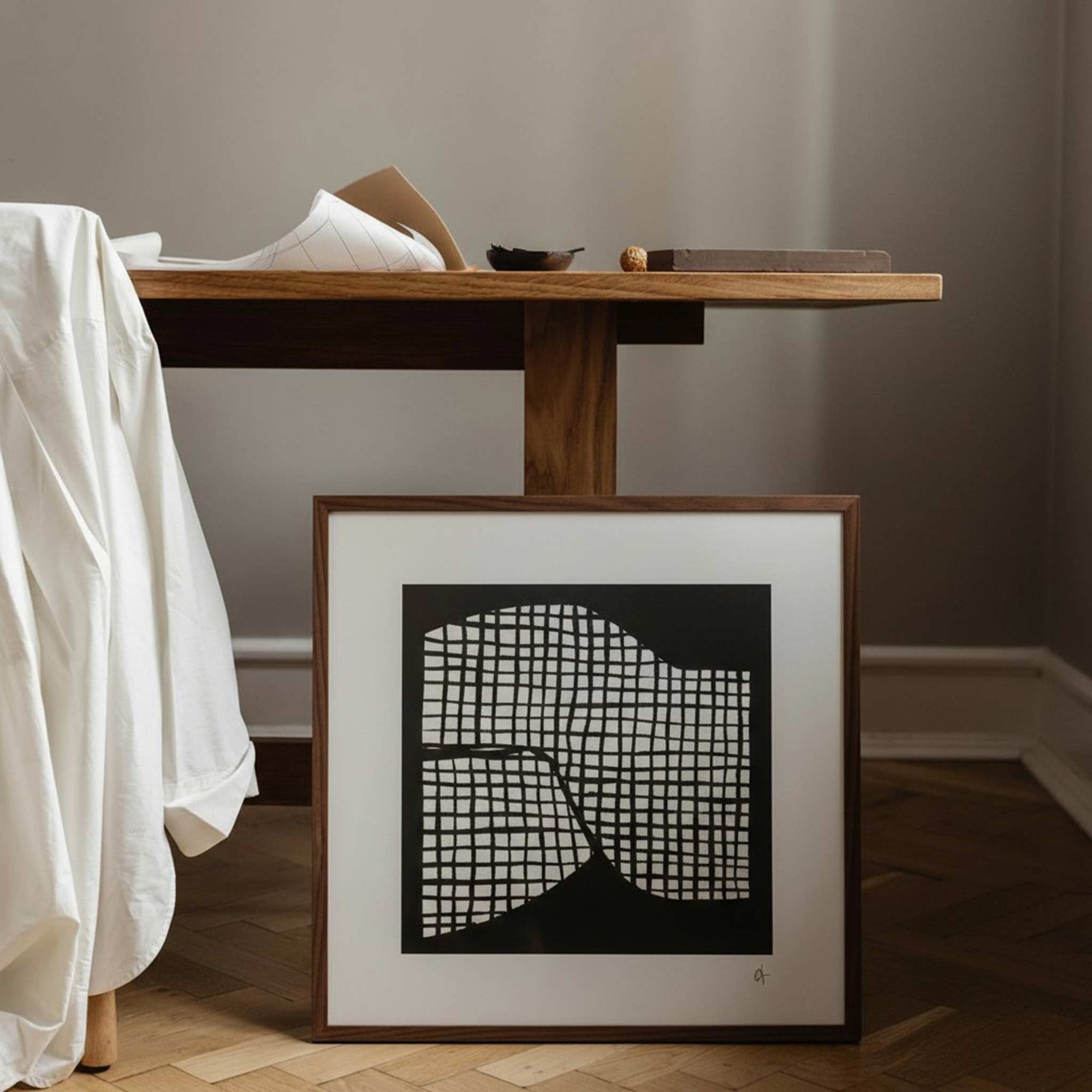 スカンジナビアのクラフトマンシップにインスパイアされた、北欧デザインの美学が息づく天然木製のポスターフレーム。温もりある無垢材と洗練されたスリムなフォルムが融合し、アートポスターや写真をすっきりと引き立てながら、空間全体に落ち着きと上質さをもたらします。上質な天然木を使用したフレームは、不透明ながらも木目の自然な表情をほのかに感じさせ、ナチュラルでありながら現代的な雰囲気も演出します。金属製のハンガーが裏面に取り付けられており、縦横どちらの向きでも壁に掛けてご使用いただけます。アルミフレームにはない自然素材ならではの豊かな質感とぬくもりは、北欧諸国でも高く評価され、定番のインテリアアイテムとして広く親しまれています。シンプルで飽きのこないデザインは、ミニマルインテリアやナチュラルテイストのお部屋にも自然に調和し、日常に木の優しさと北欧らしい上質な空気を添えてくれます。